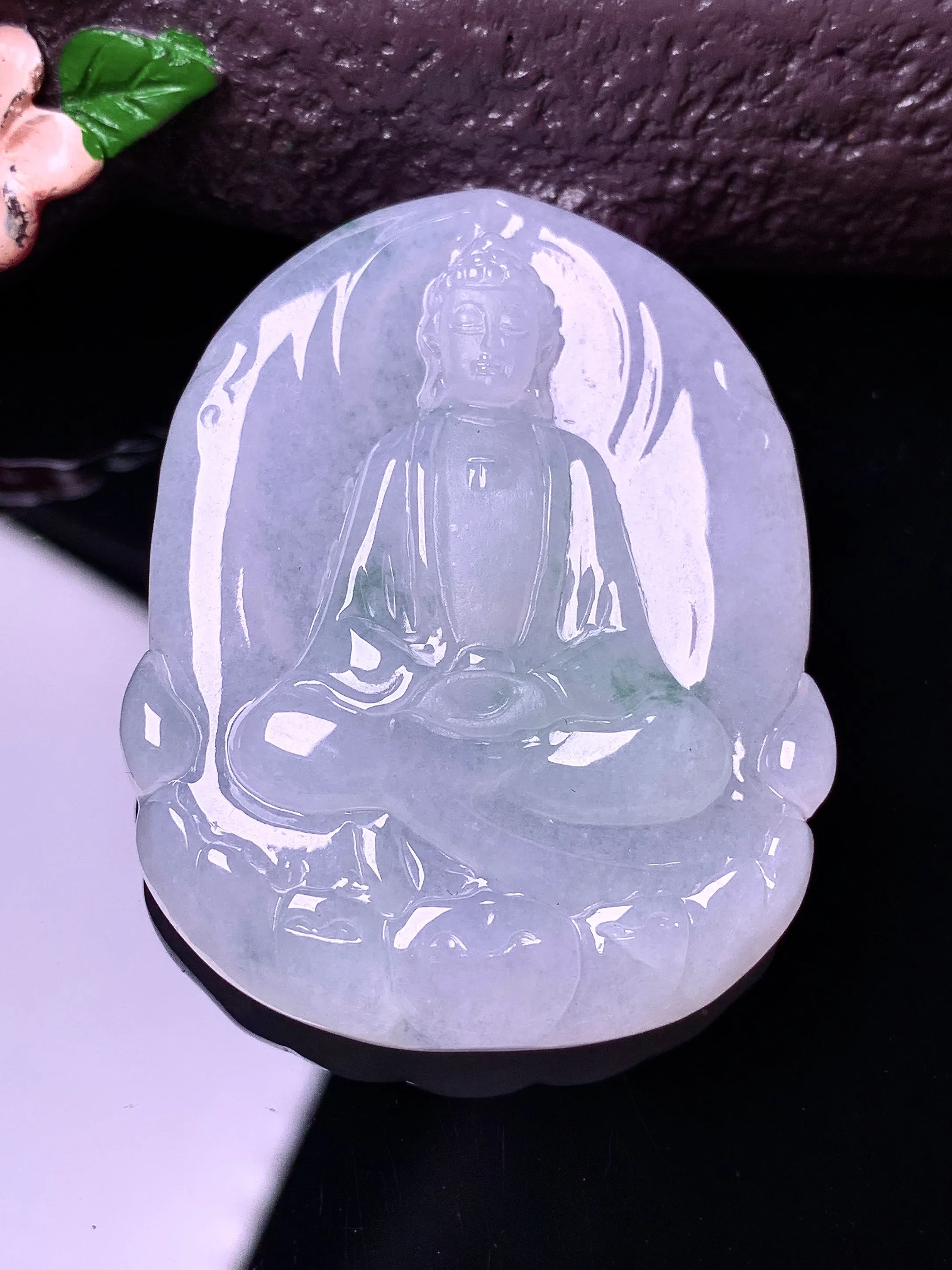 飘绿观音吊坠 玉质细腻 色泽清新艳丽 整体尺寸47*36.3*6.8