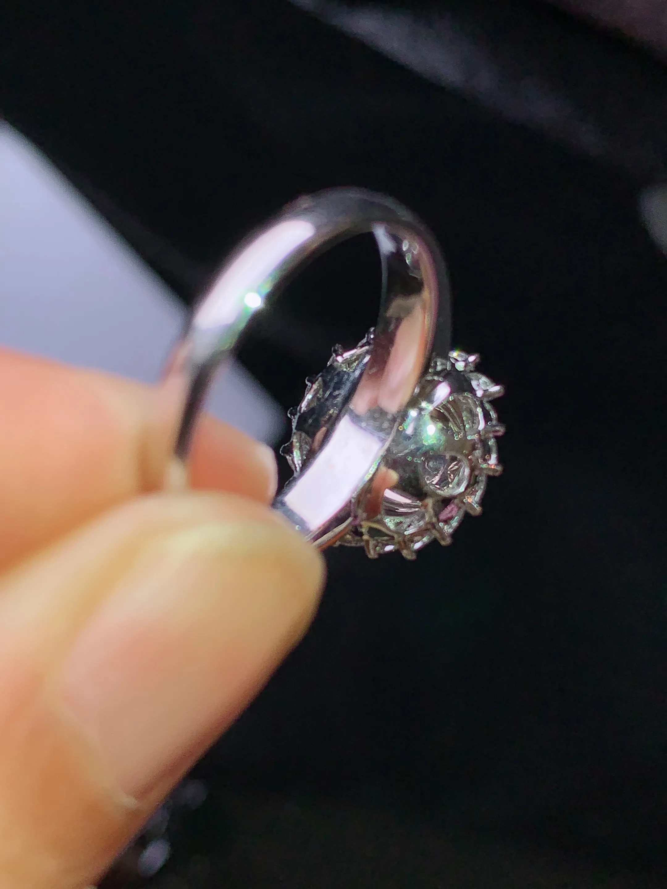 18k金钻镶嵌翠绿蛋面戒指 玉质细腻 色泽清新艳丽 圈口13.5 整体尺寸13*9.6