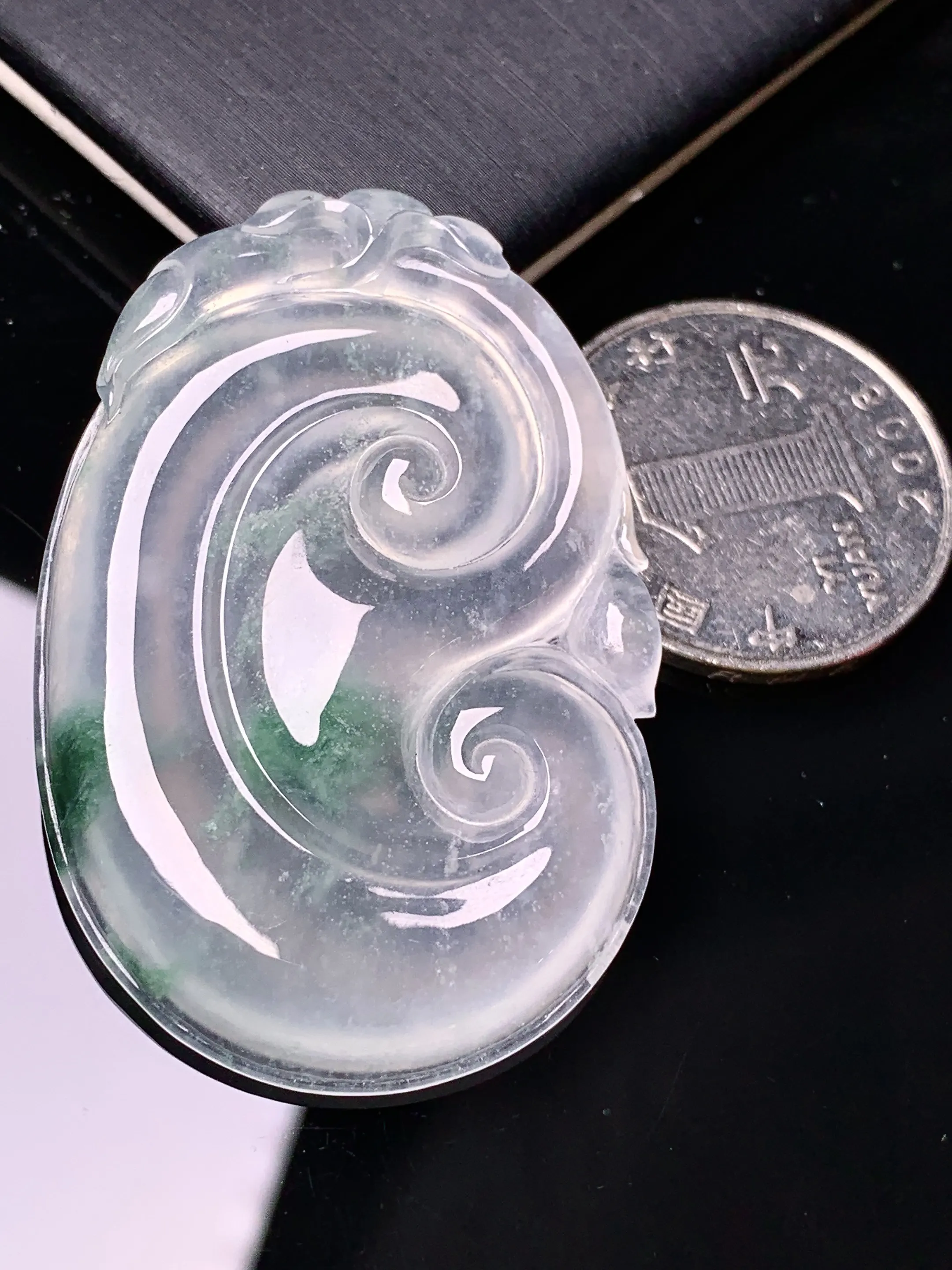 飘绿如意吊坠 玉质细腻 色泽清新艳丽 整体尺寸48.2*32.2*4.8