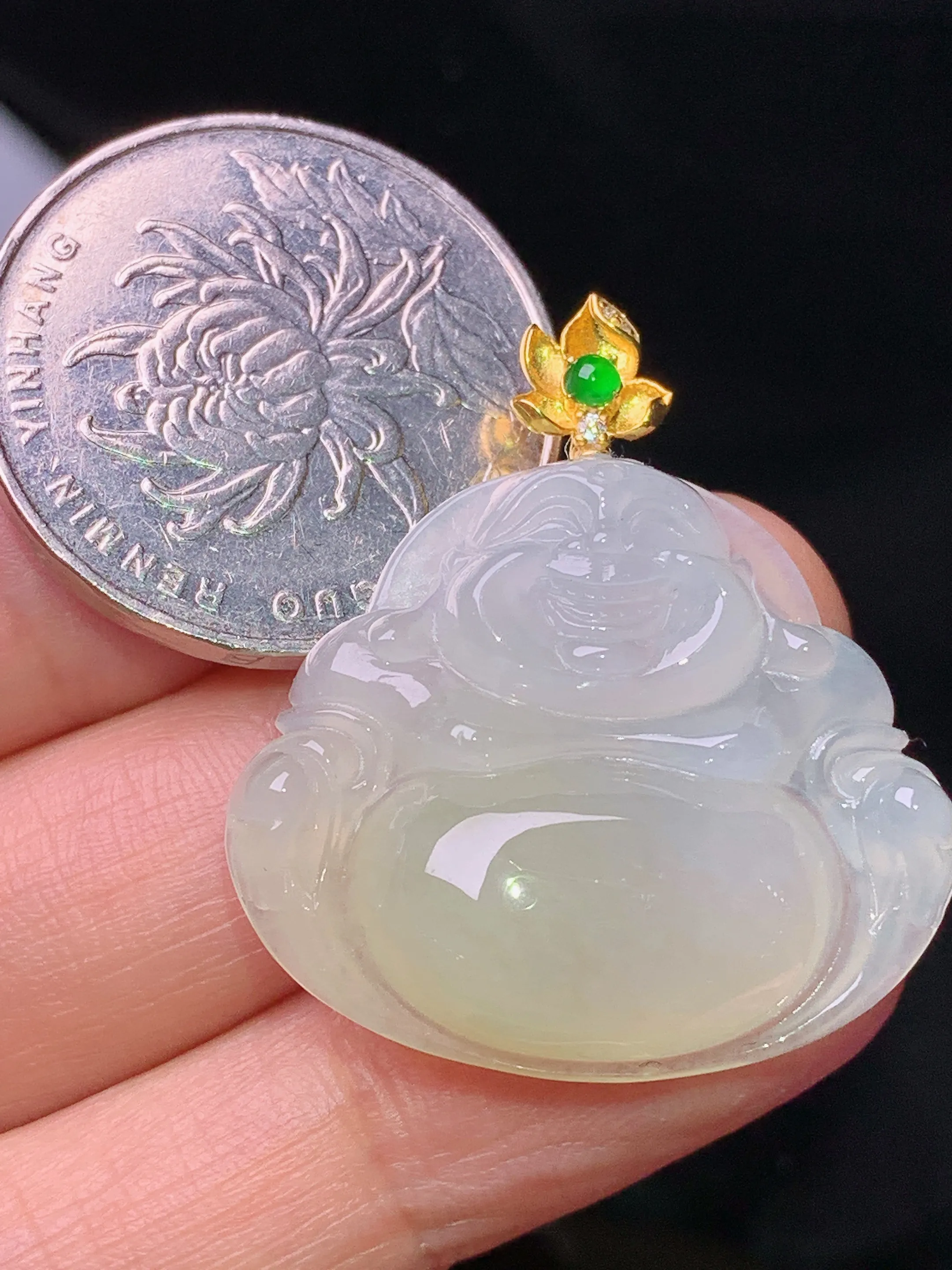 18k金镶嵌飘黄翡佛公吊坠 玉质细腻 色泽清新艳丽 整体尺寸32*28.8*6.5