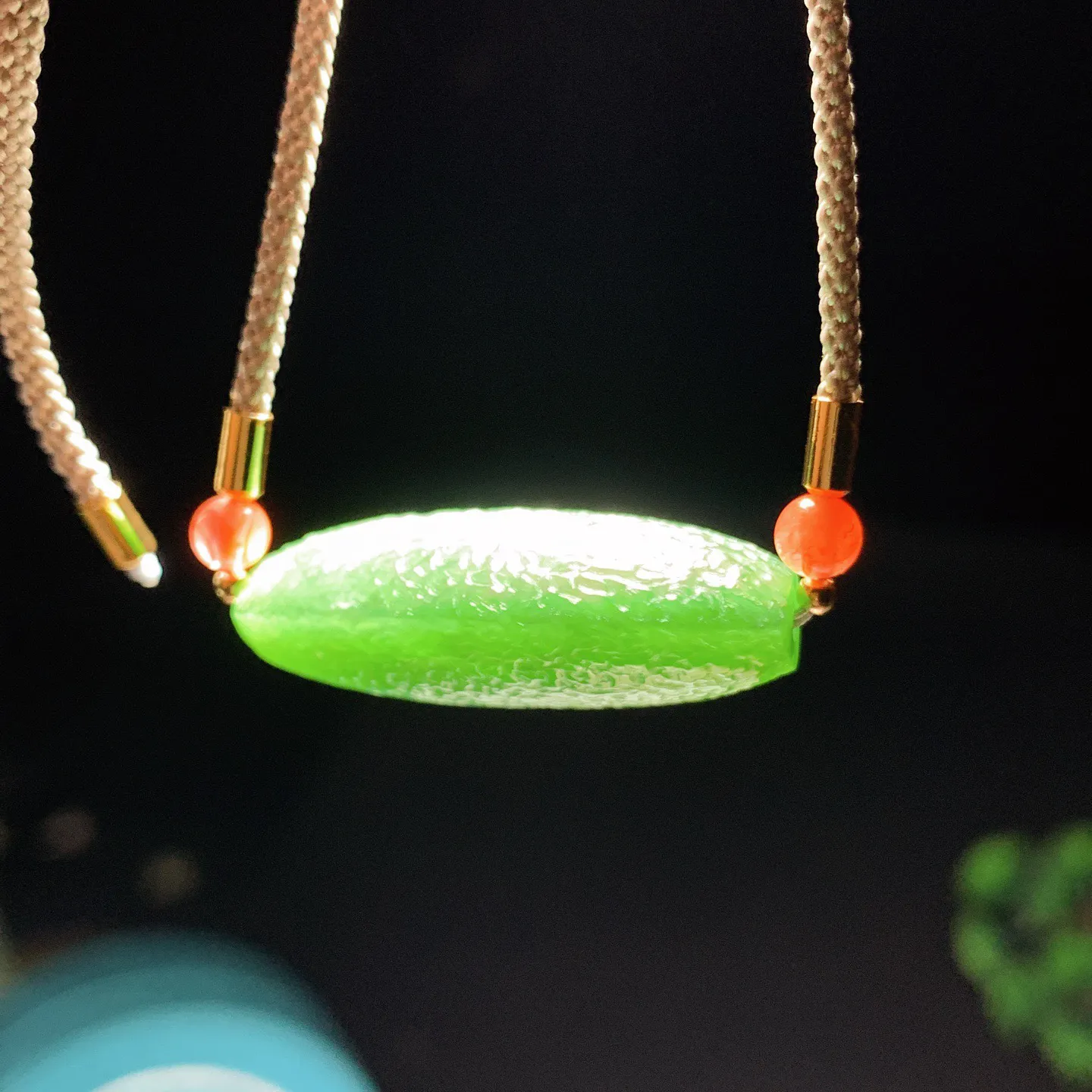 和田玉阳绿俄罗斯碧玉转运珠勒子挂件。尺寸31/11重7.5克，玉质细腻油润 底色纯净 脂粉好，品质好！lt251227