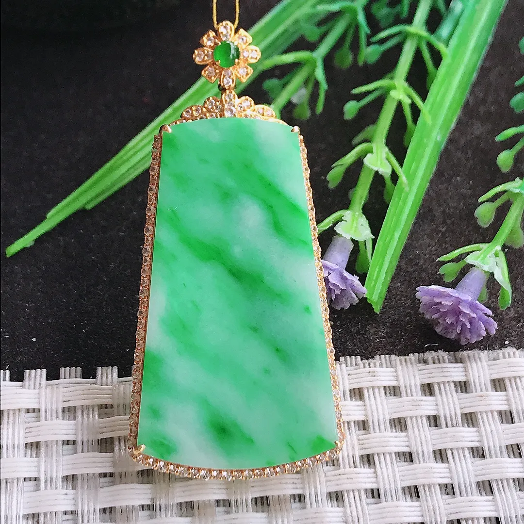 实拍A货翡翠51/23.7/7.6老坑18k金镶嵌精美飘阳绿无事牌吊坠翡翠挂件