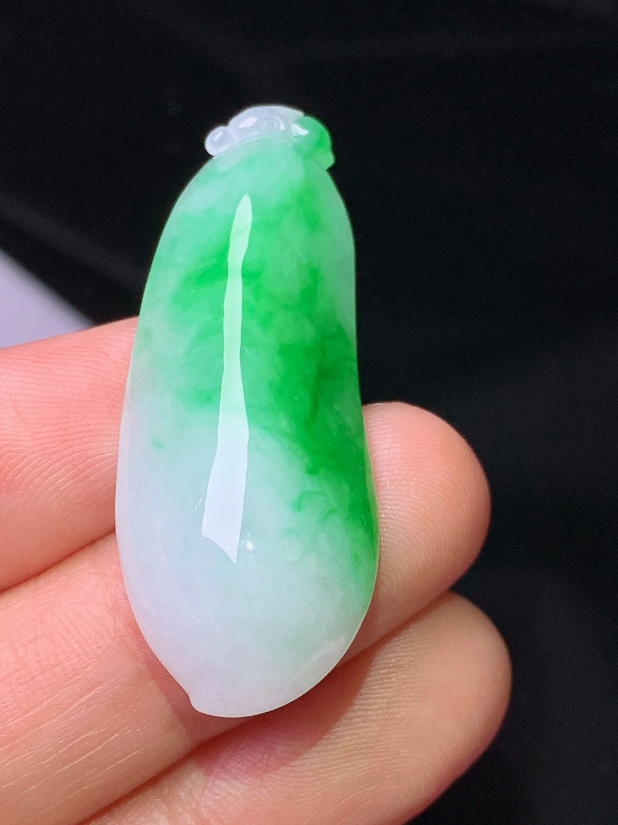 飘绿福瓜吊坠 玉质细腻 色泽清新艳丽 整体尺寸40.7*15.3*8.2