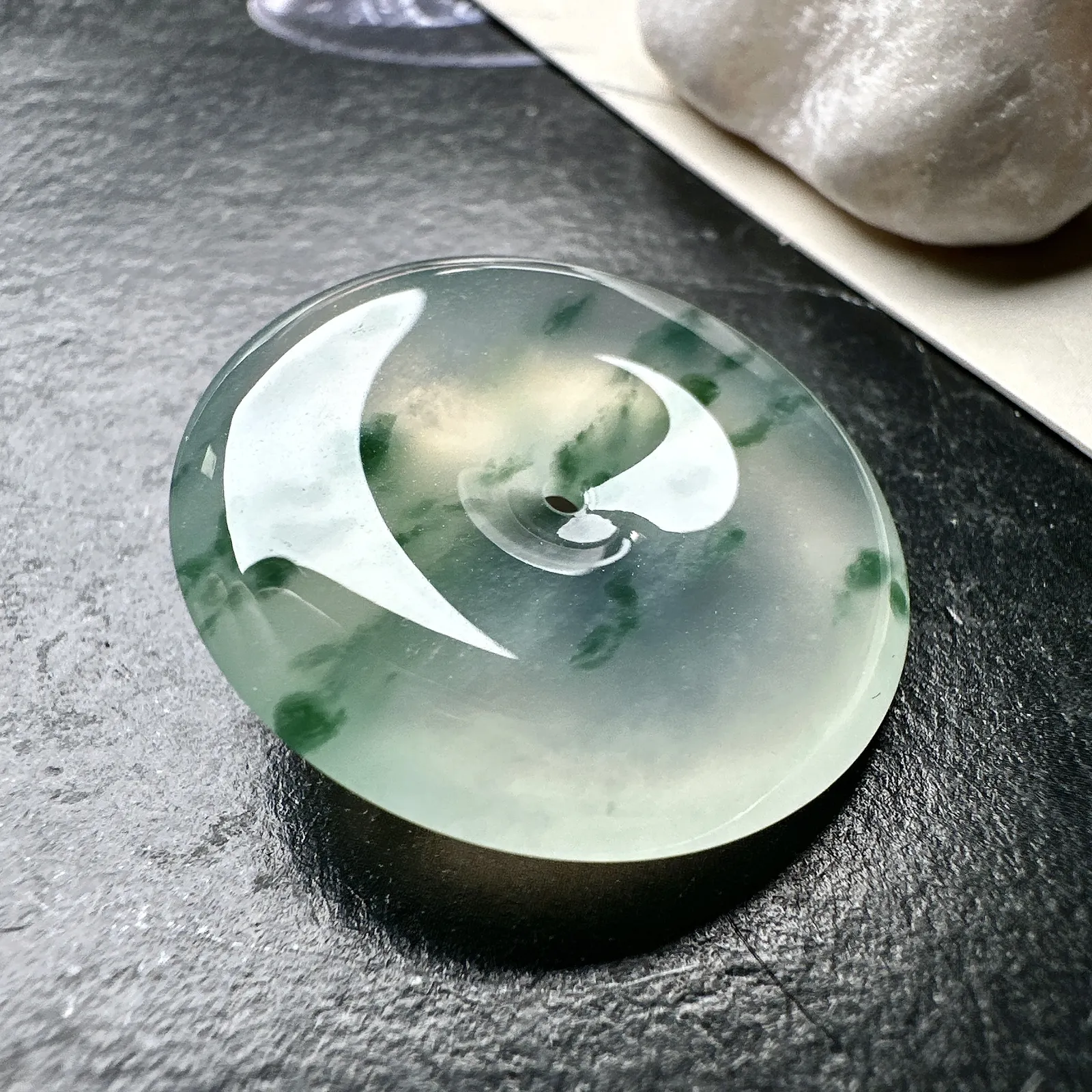 【冰种飘花平安扣】质地细腻冰润，品质很好，冰感十足，胶感明显，收藏品质。