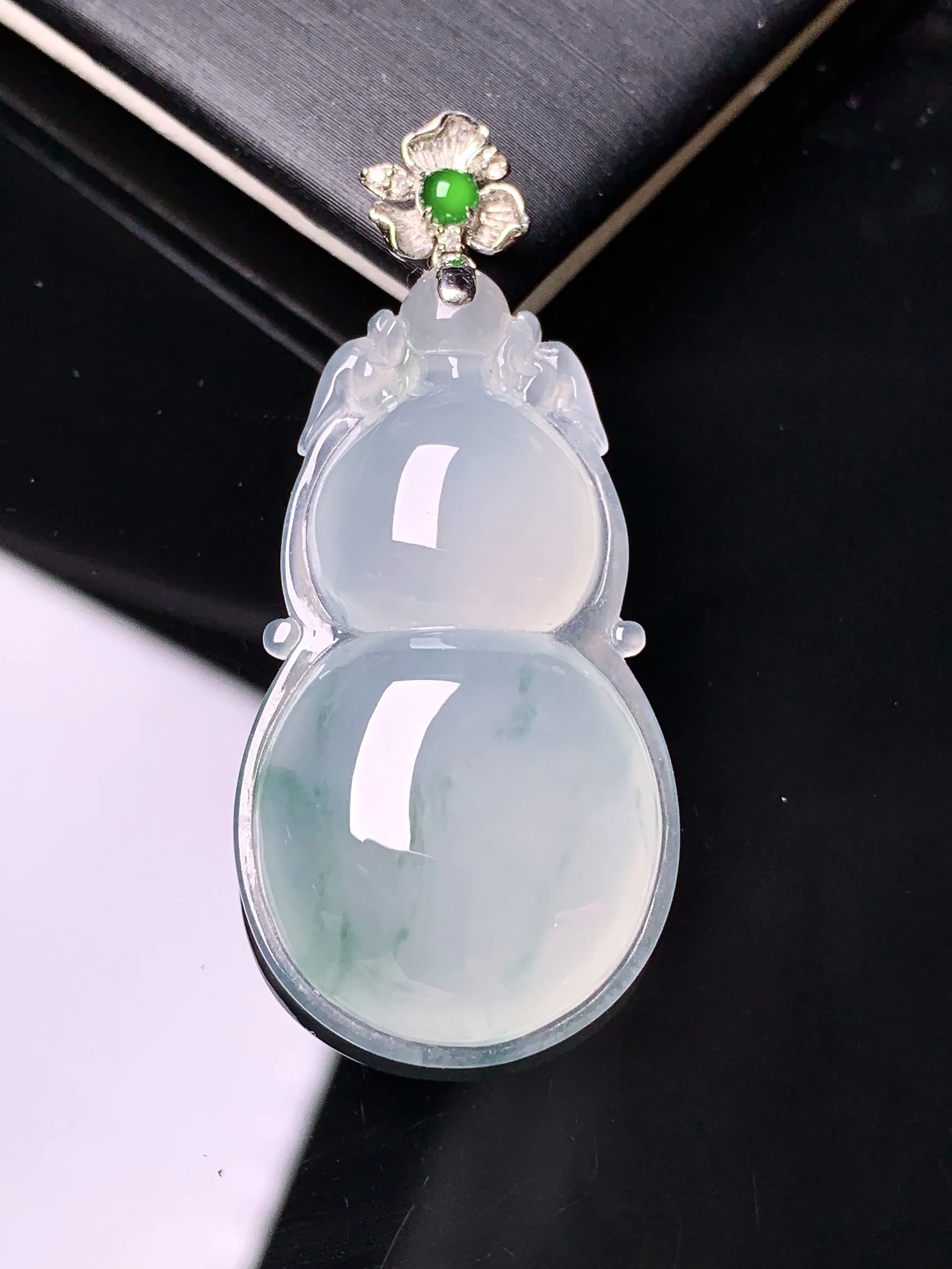 18k金镶嵌冰种葫芦吊坠 玉质细腻 色泽清新艳丽 整体尺寸43.5*19.5*6.3