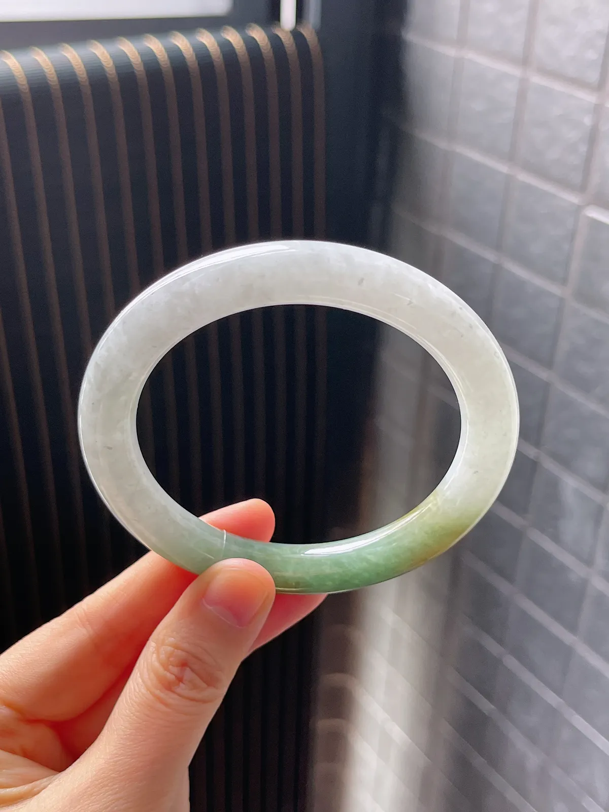 圆镯58.5圈口，翡翠糯化种绿色手镯