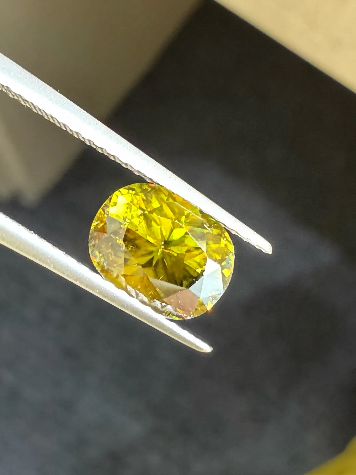 2.24克拉天然榍石戒面裸石，颜色超美，火彩超好，尺寸：8.6*6.8*5.3mm