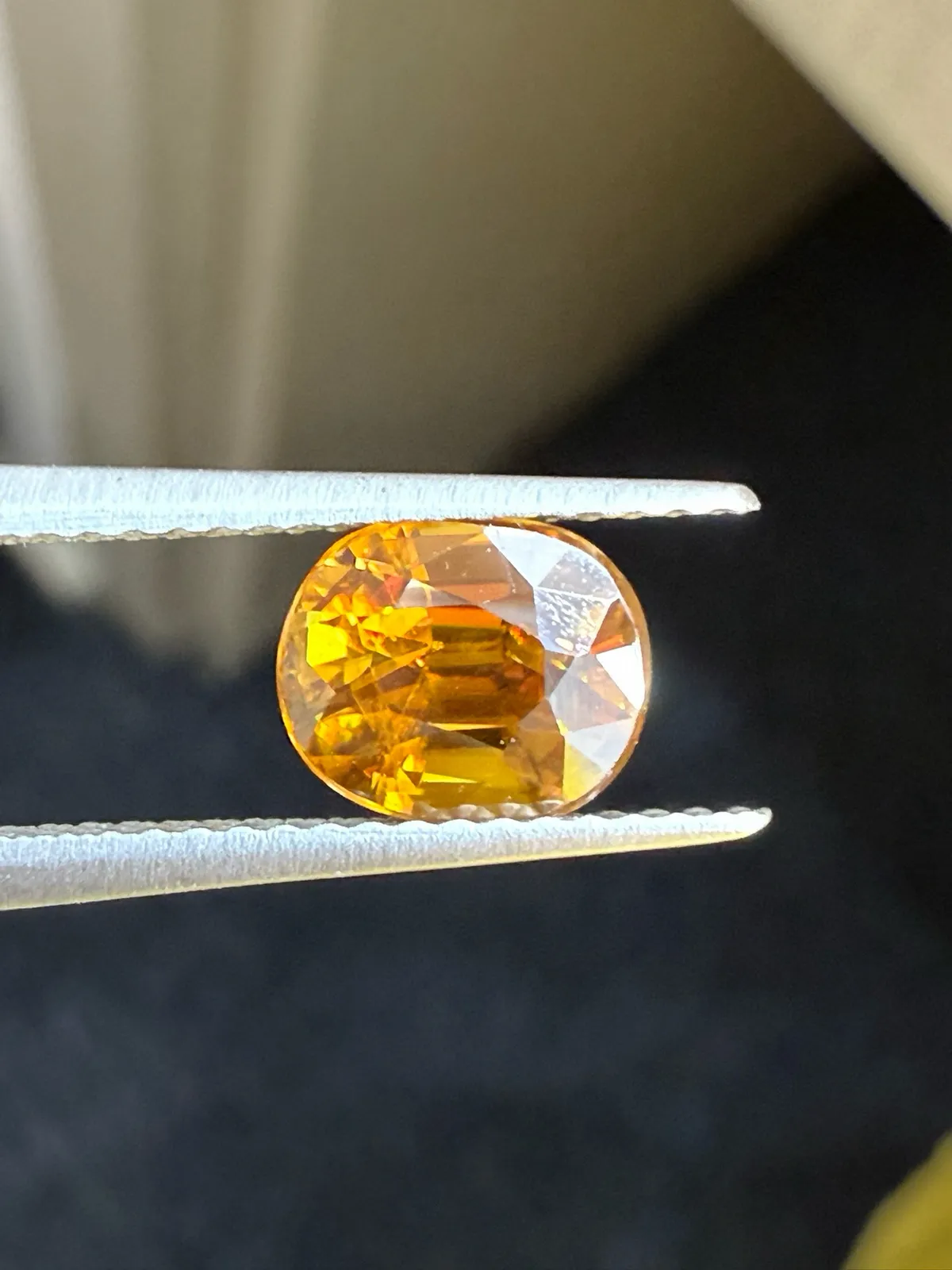 1.765克拉天然榍石戒面裸石，颜色超美，火彩超好，尺寸：7.4*6.2*5mm