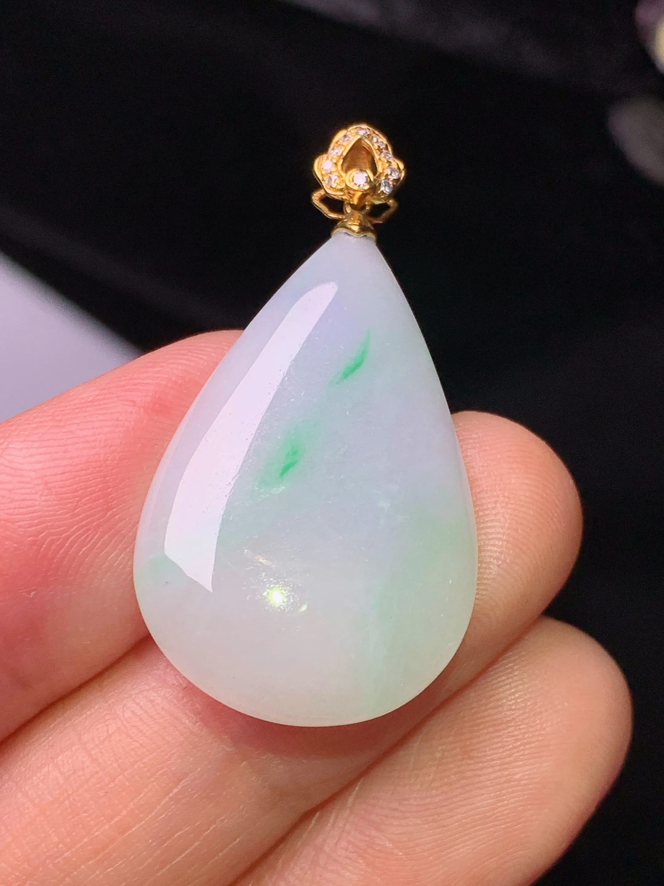 18k金镶嵌飘绿水滴吊坠 玉质细腻 色泽清新艳丽 整体尺寸34.5*18.2*5