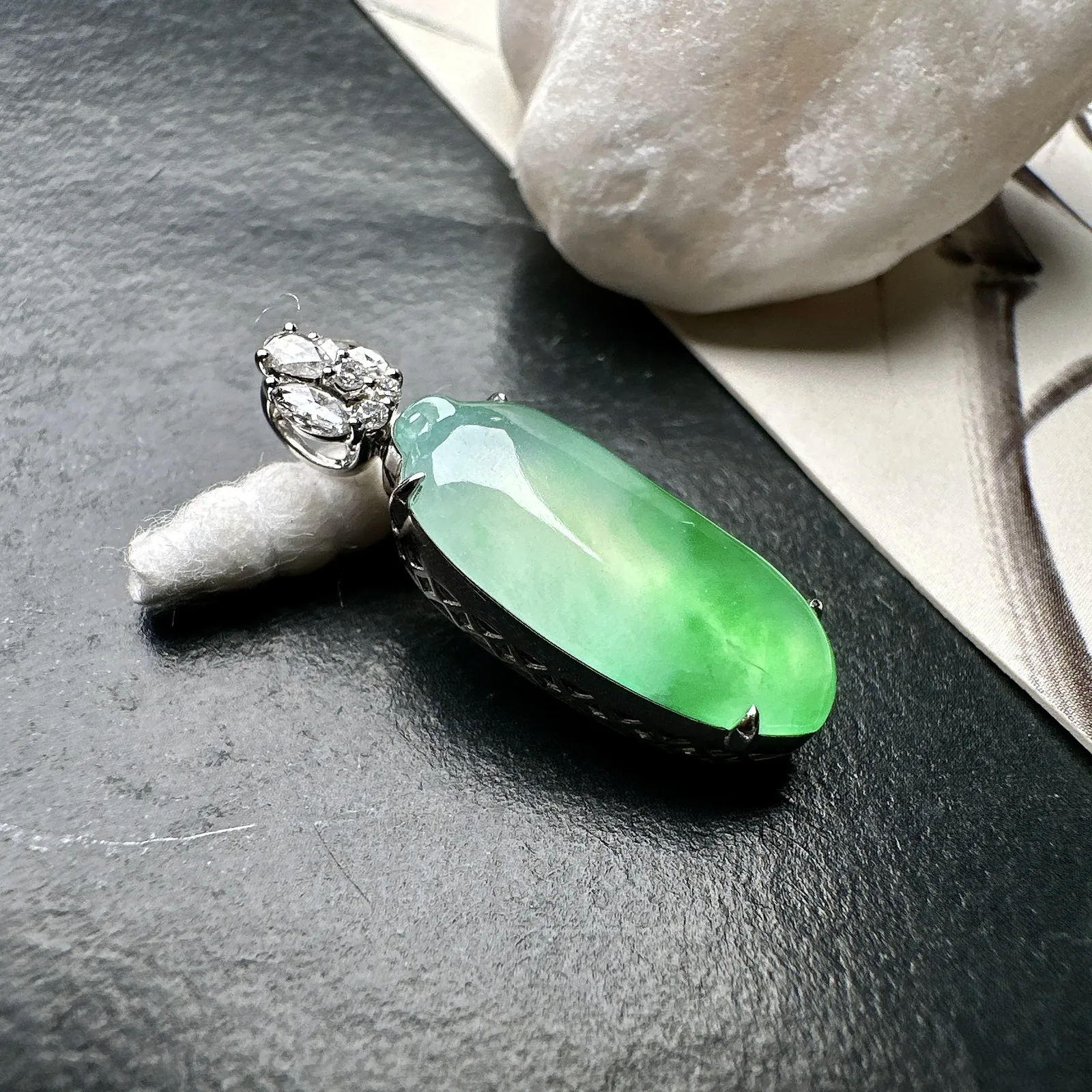 【冰种飘绿福瓜吊坠】种水上乘，晶莹剔透，纯净通透，18k金钻精美镶嵌，裸石尺寸19.6*8.7*3.3毫米