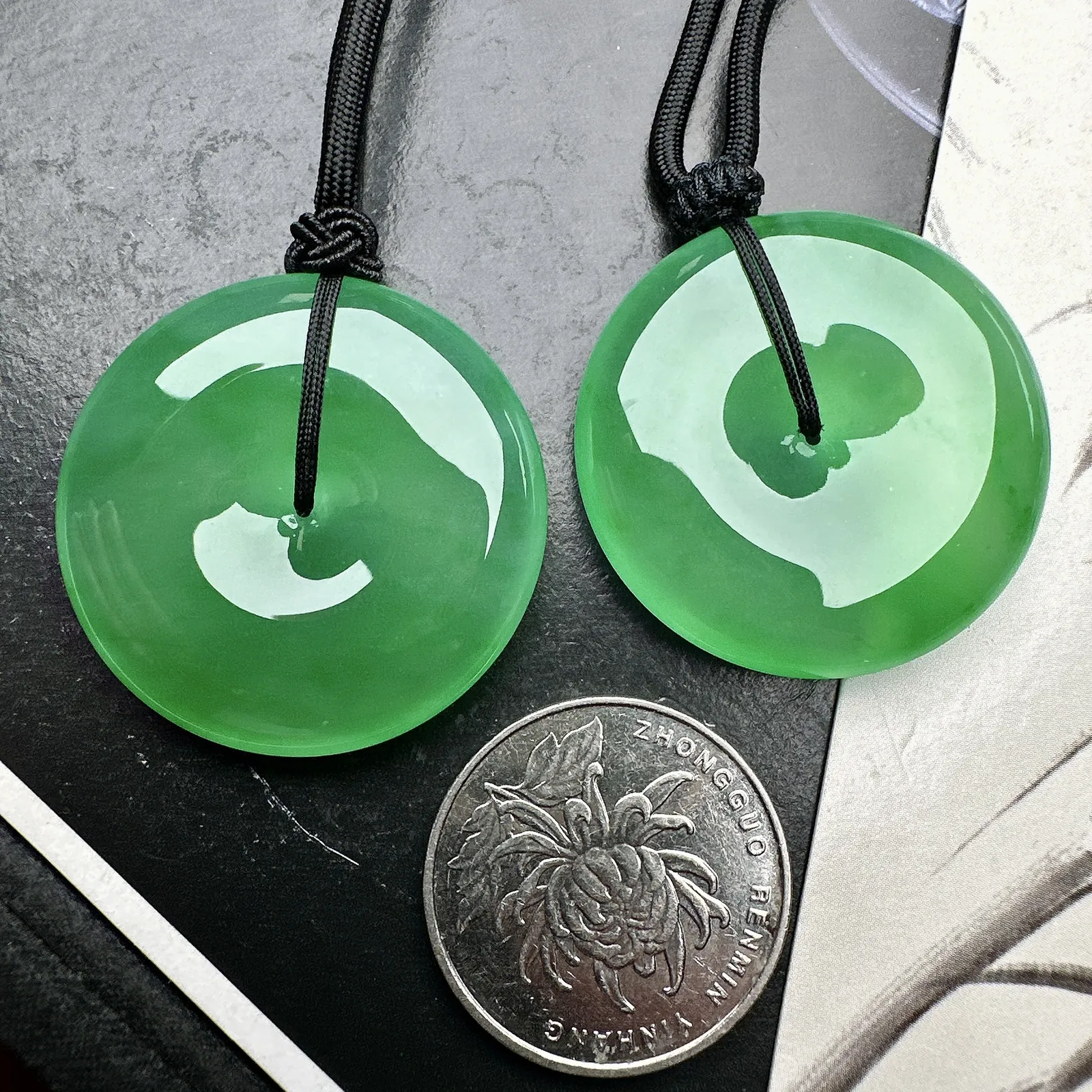 【冰种满绿平安扣】质地非常细腻，冰润十足，种老冰透，收藏品质。