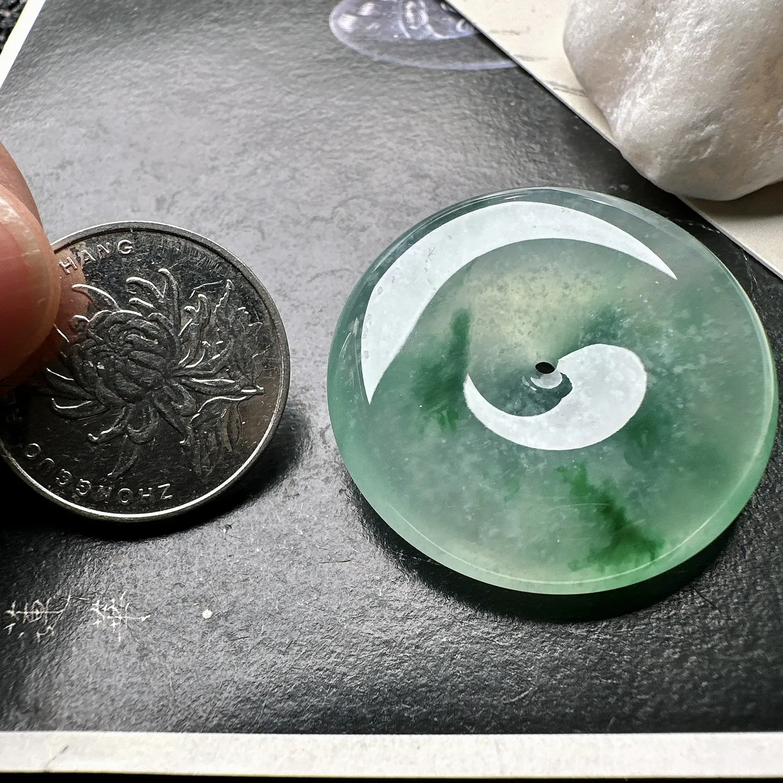 【冰种飘花大平安扣】质地细腻冰润，品质很好，冰感十足，胶感明显，收藏品质。