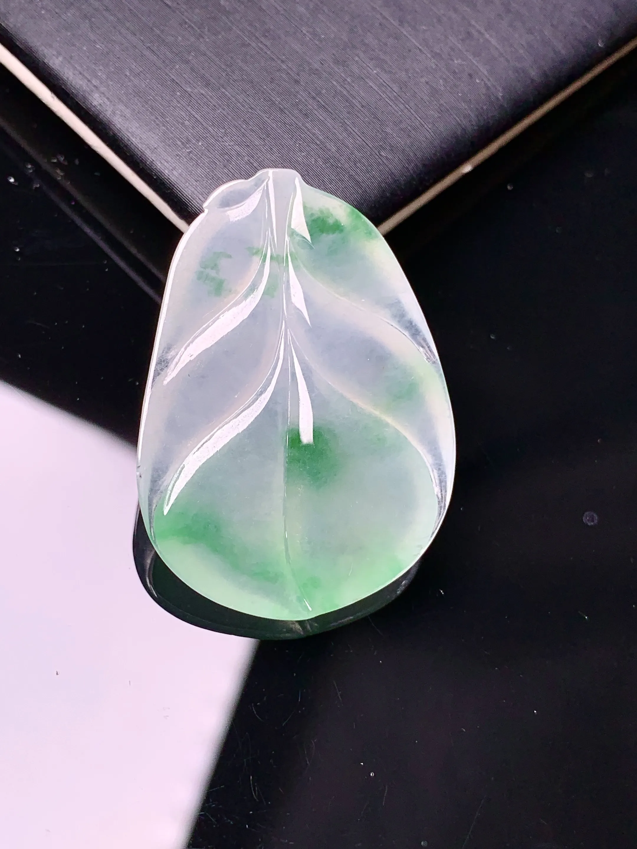 飘绿树叶吊坠 玉质细腻 色泽清新艳丽 整体尺寸32.7*23.2*5