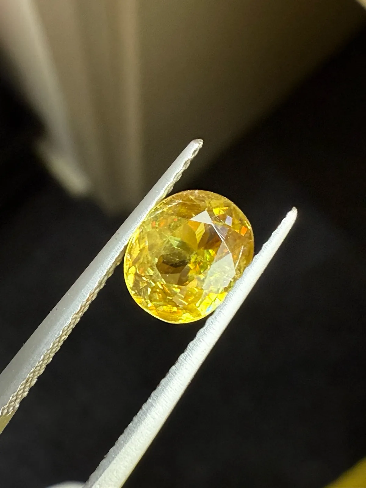 1.955克拉天然榍石戒面裸石，颜色超美，火彩超好，尺寸：7.8*6.5*4.6mm