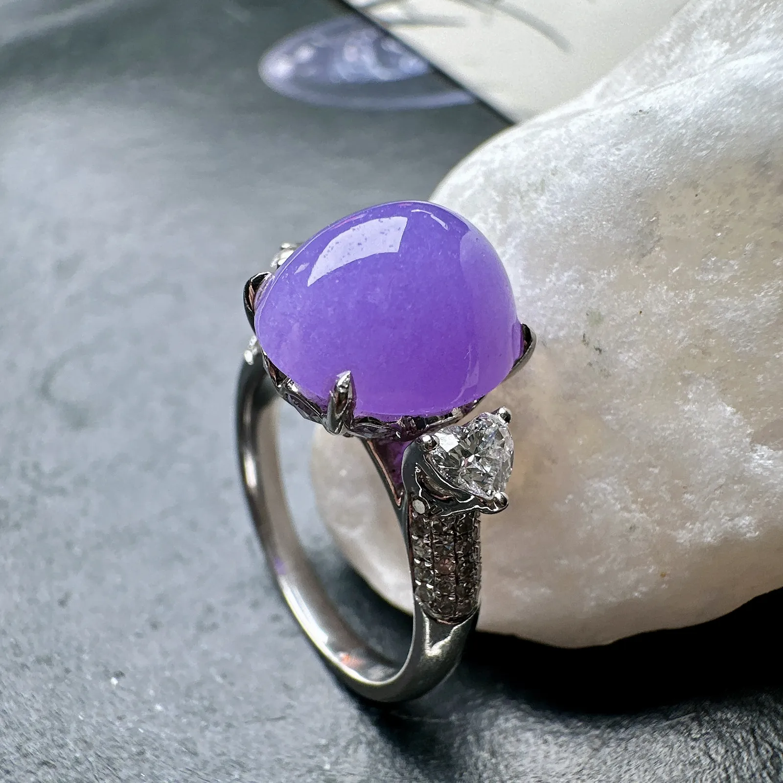 【冰种妖紫蛋面戒指】质地细腻，妖紫色泽，光泽度不错，18k金钻镶嵌，裸石尺寸11.8*9.8*7.8毫米