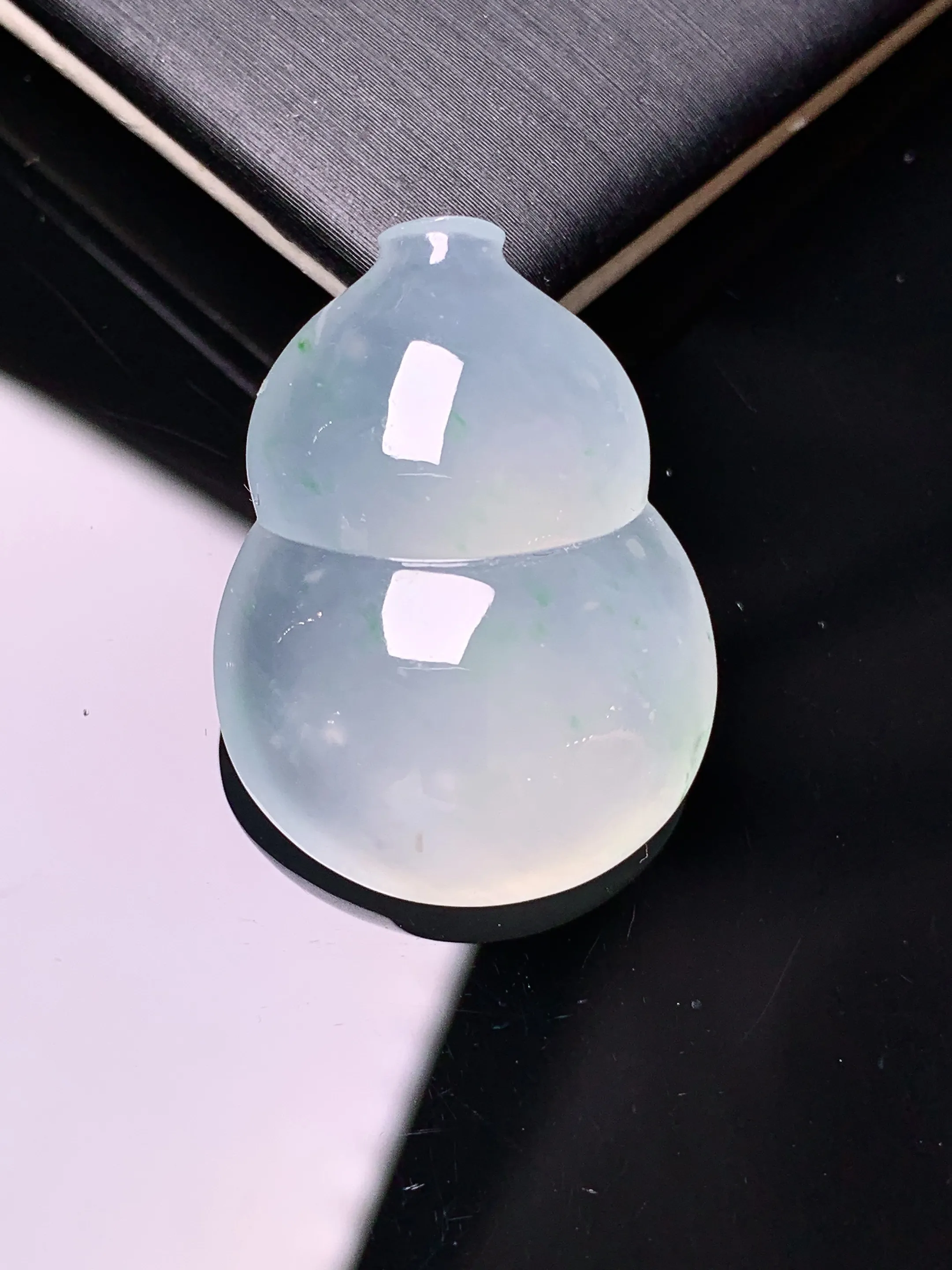 冰种葫芦吊坠 玉质细腻 色泽清新艳丽 整体尺寸27.6*20.5*9