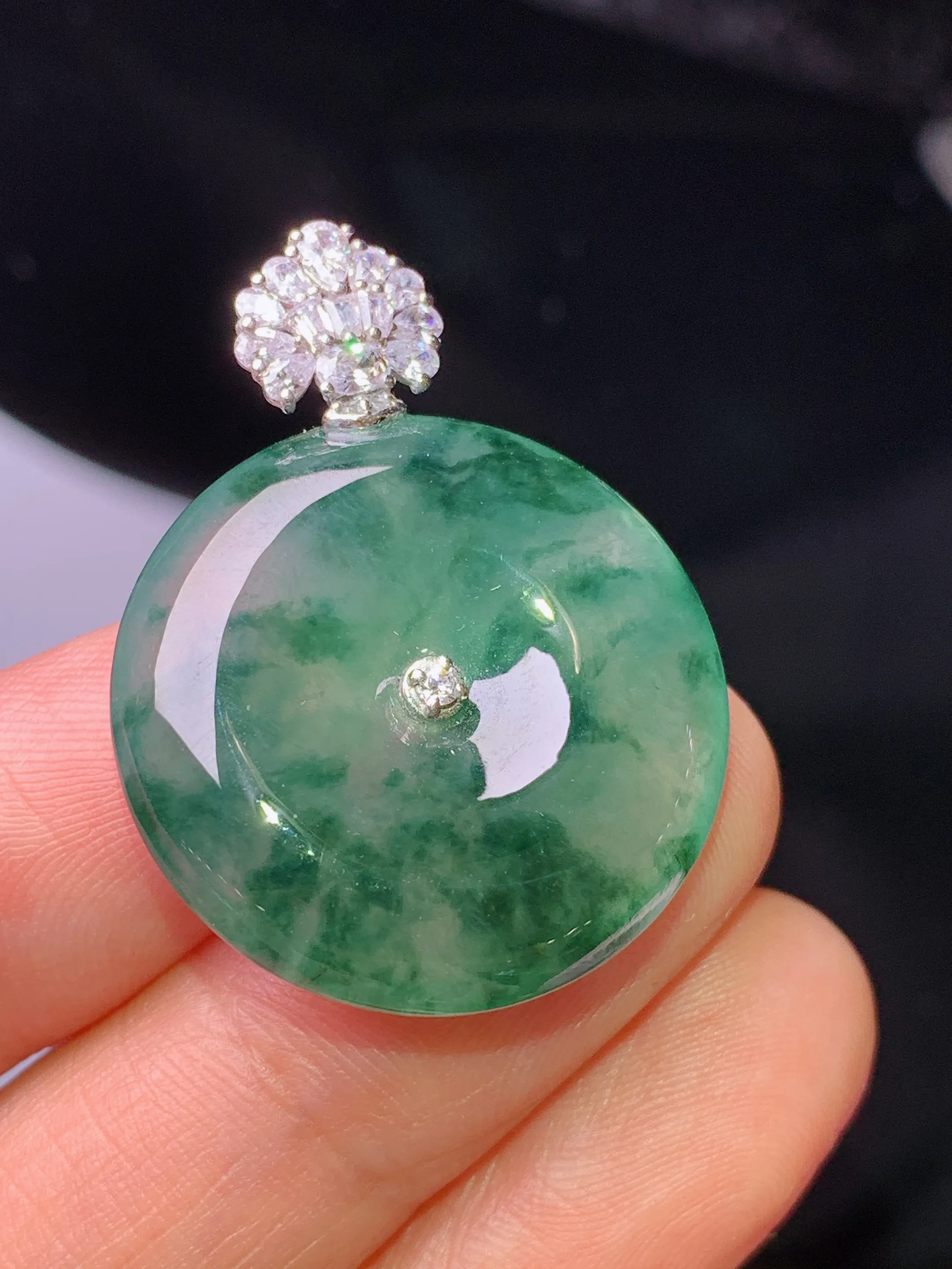 18k金钻镶嵌冰种飘花平安扣吊坠 玉质细腻 色泽清新艳丽 整体尺寸31.8*24*5.8