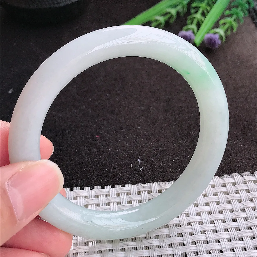 实拍A货翡翠55.5/9.8/9.6老坑秀气冰润飘绿圆条手镯玉镯手环