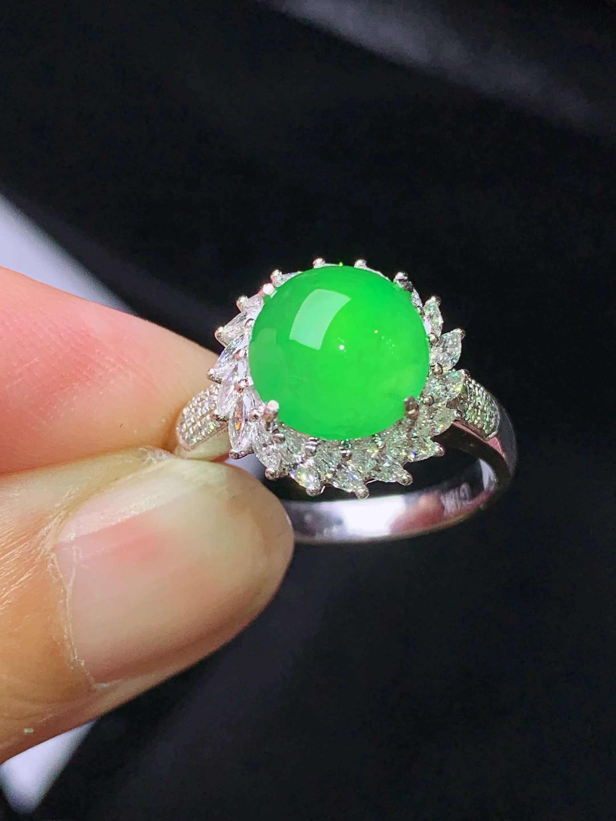 18k金钻镶嵌翠绿蛋面戒指 玉质细腻 色泽清新艳丽 圈口13.5 整体尺寸13*9.6