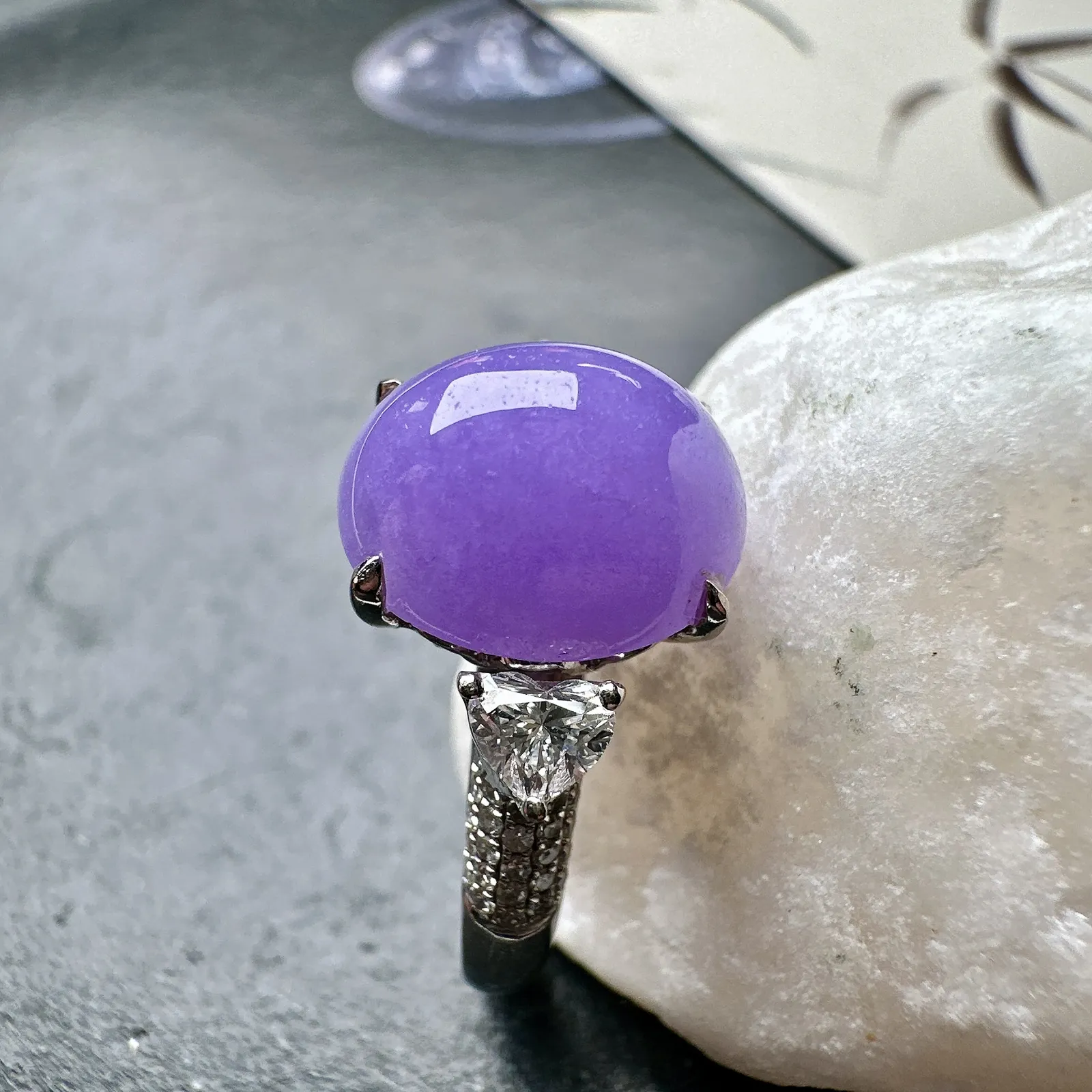 【冰种妖紫蛋面戒指】质地细腻，妖紫色泽，光泽度不错，18k金钻镶嵌，裸石尺寸11.8*9.8*7.8毫米