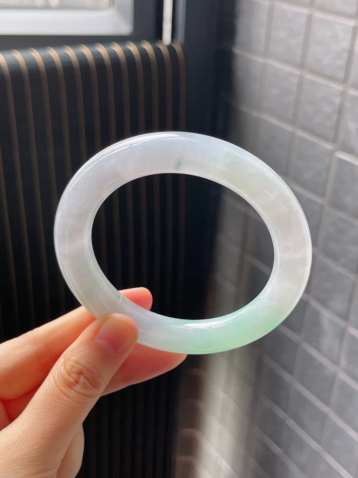 圆镯57.2圈口，翡翠冰糯种绿色手镯