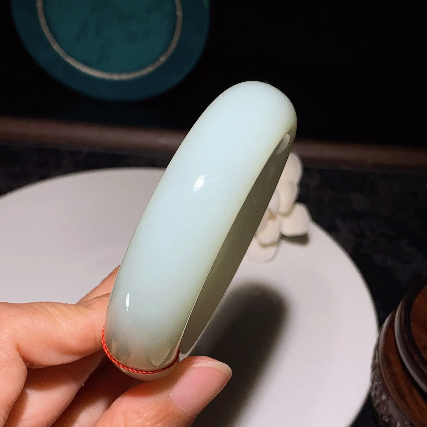 收藏级！58圈口 新疆和田玉白玉羊脂白手镯。羊脂白玉宽版手镯。58圈口条宽18厚11重94克 无裂无杂 玉质细腻油润 底色纯净 脂粉好，品质好。lt251231