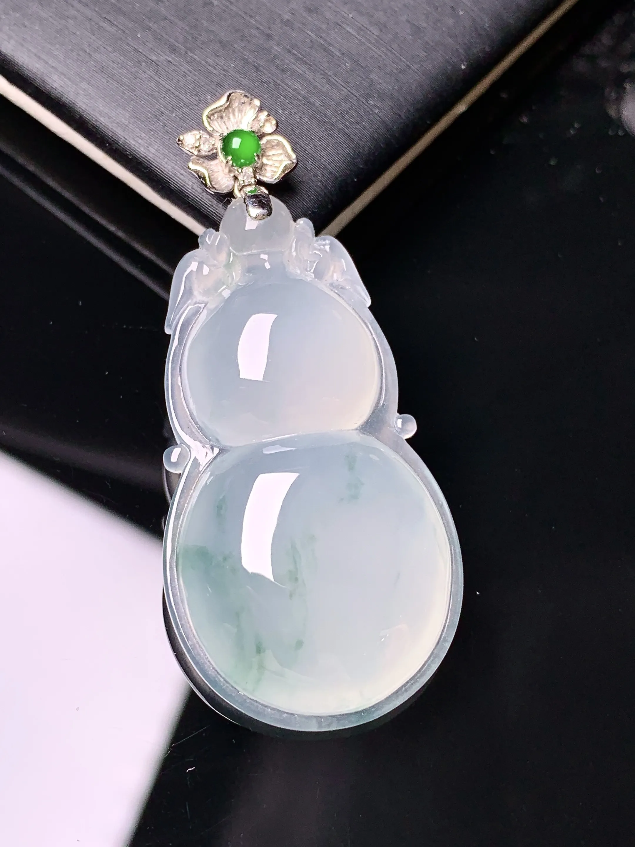 18k金镶嵌冰种葫芦吊坠 玉质细腻 色泽清新艳丽 整体尺寸43.5*19.5*6.3