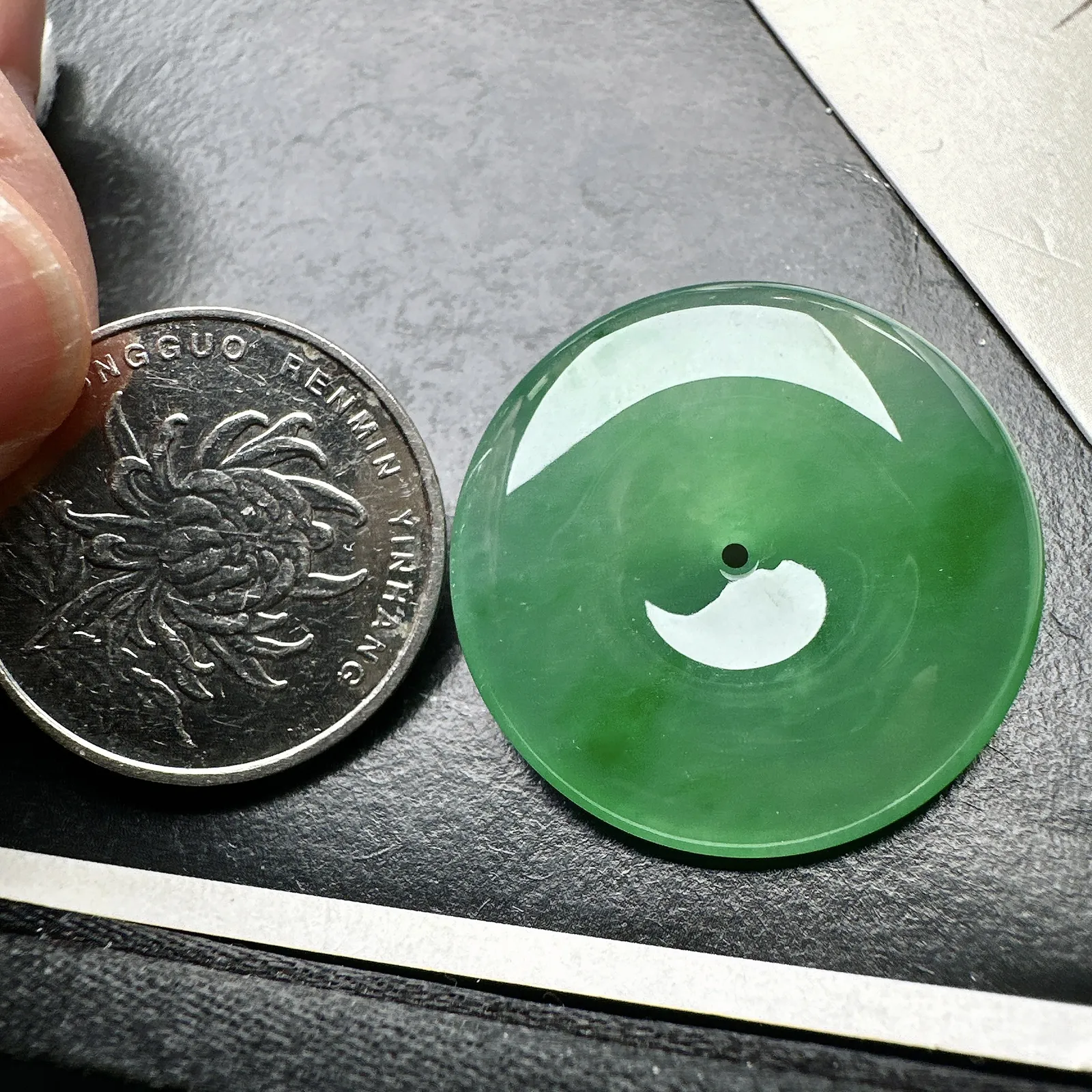 【冰种绿平安扣】质地细腻冰润，品质很好，冰感十足，胶感明显，收藏品质。