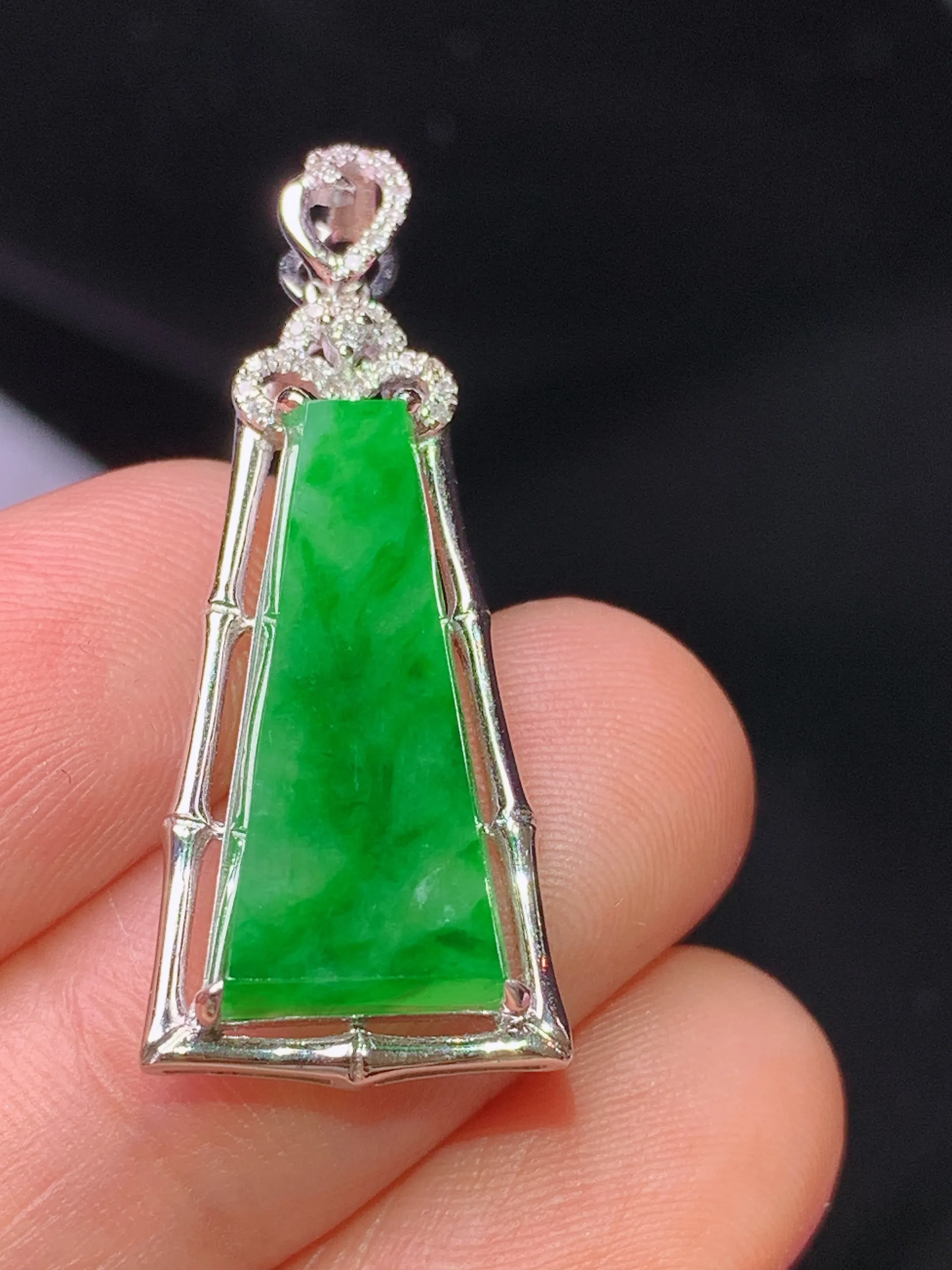 18k金钻镶嵌翠绿无事牌吊坠 玉质细腻 色泽清新艳丽 整体尺寸31.6*13*5.3