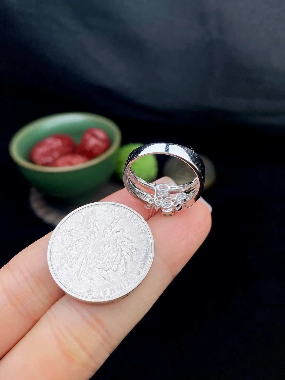 【冰种满绿蛋面戒指】种水色俱全，冰透闪亮，通透感饱满度很好，18k金钻镶嵌，裸石尺寸3.8*3.5*2.6毫米，圈口可改