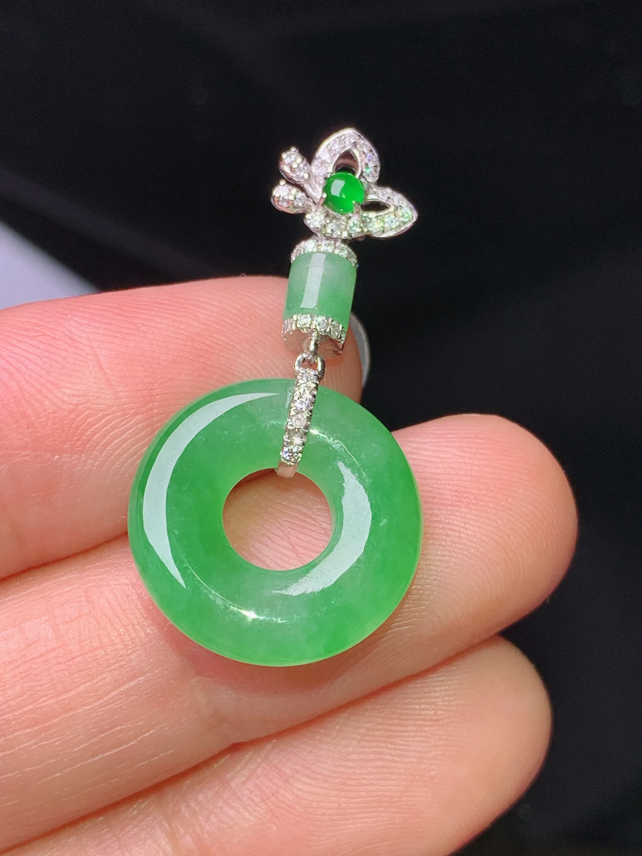 18k金钻镶嵌翠绿平安环吊坠 玉质细腻 色泽清新艳丽 整体尺寸32.2*16*3.8
