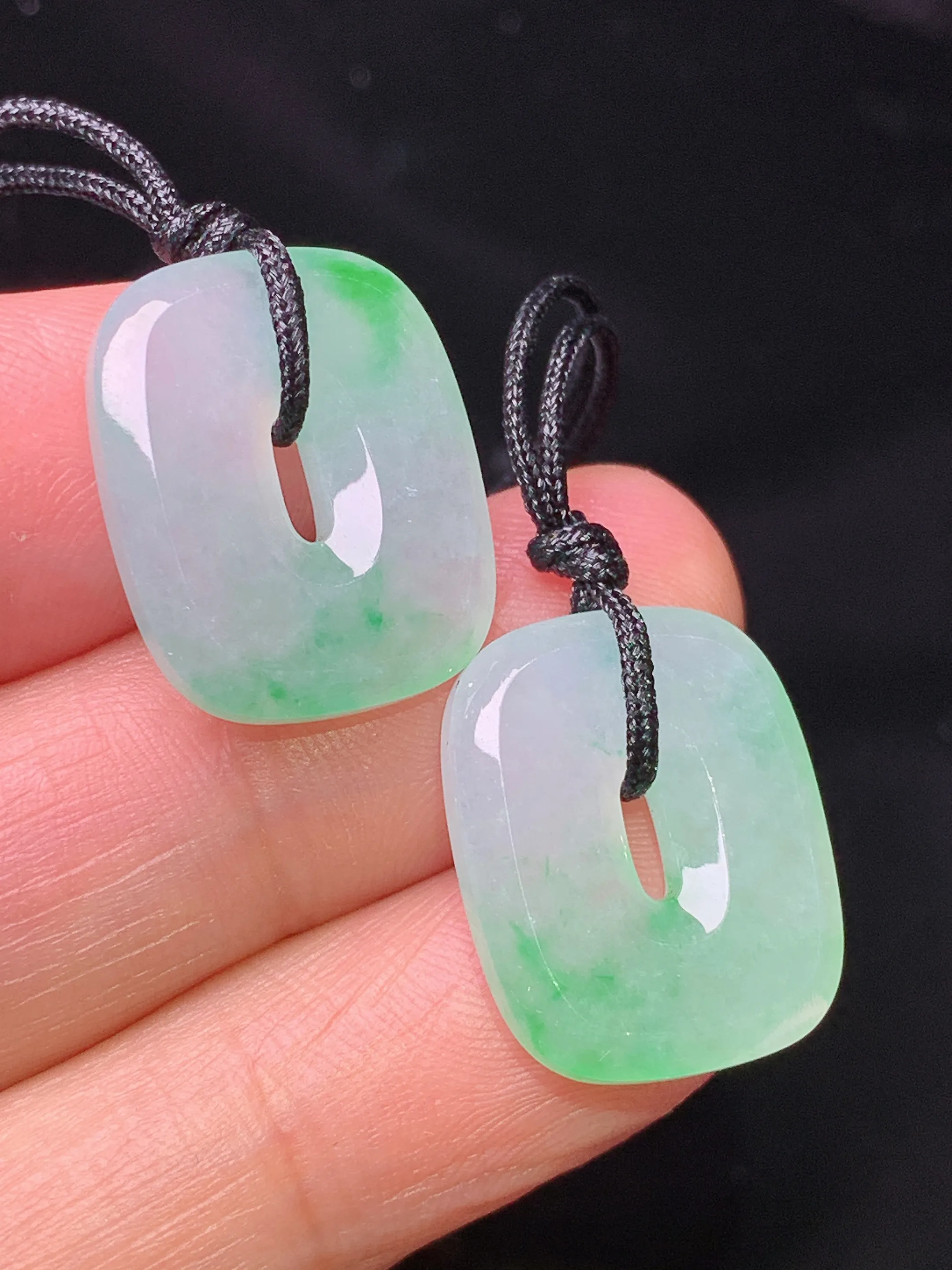 飘绿平安扣一对 玉质细腻 色泽清新艳丽 整体尺寸17.8*14.8*3.8