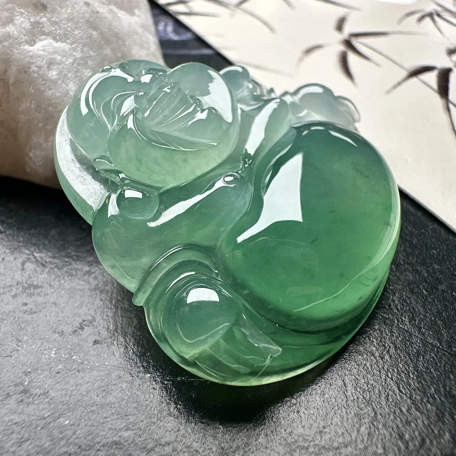 【冰种飘绿大佛公吊坠】种水上乘，晶莹剔透，纯净通透，莹光感很强