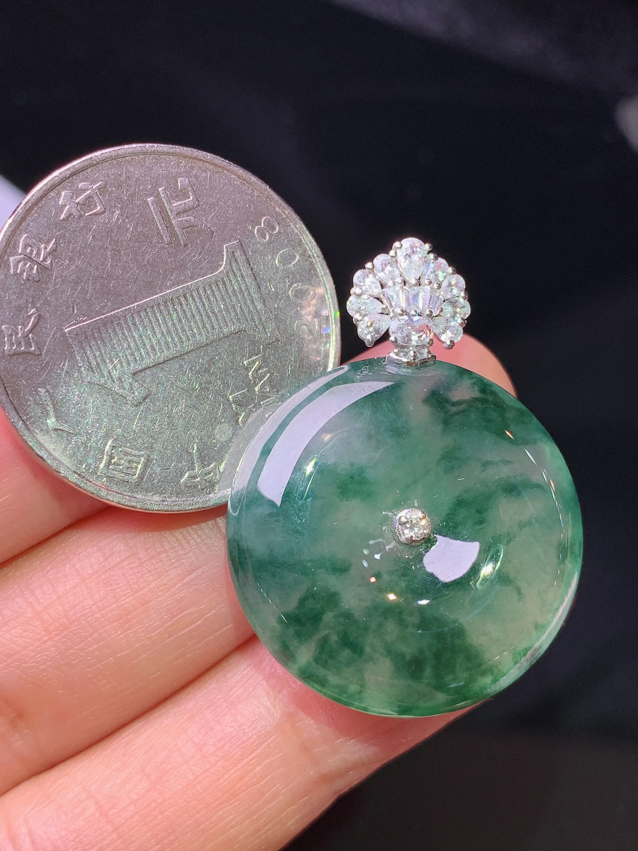 18k金钻镶嵌冰种飘花平安扣吊坠 玉质细腻 色泽清新艳丽 整体尺寸31.8*24*5.8