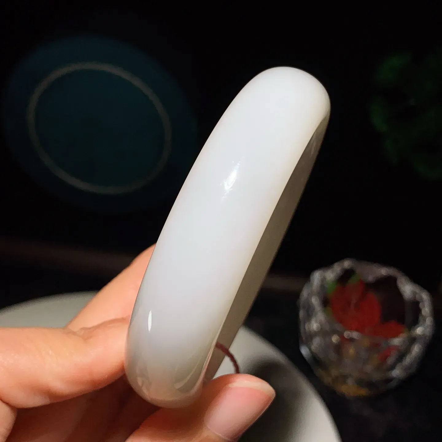 收藏级！58圈口 新疆和田玉白玉羊脂白手镯。羊脂白玉宽版手镯。58圈口条宽17厚10重82.6克 无裂无杂 玉质细腻油润 底色纯净 脂粉好，品质好。lt251231