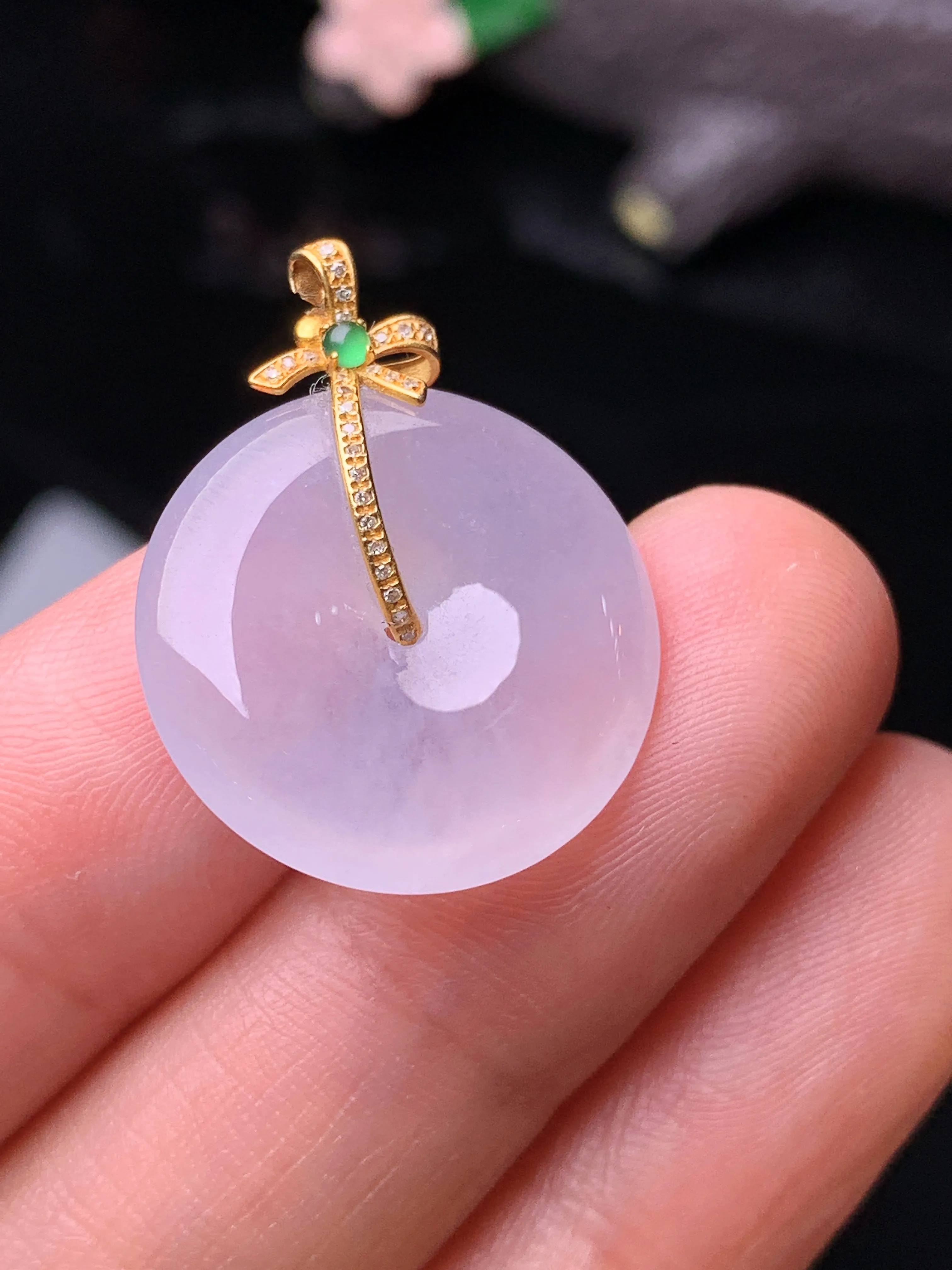 18k金钻镶嵌冰种平安扣吊坠 玉质细腻 色泽清新艳丽 整体尺寸24.8*19*4.7