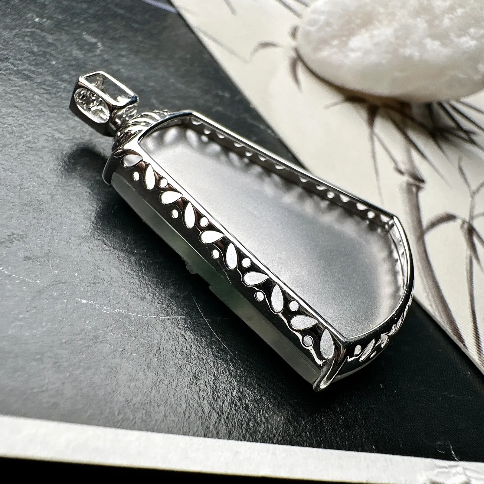 【冰种飘花山水】种地很不错，冰感十足，通透度好，画面感强烈，稀有的好山水，18k金钻镶嵌，裸石尺寸34.5*27.4*4.5毫米