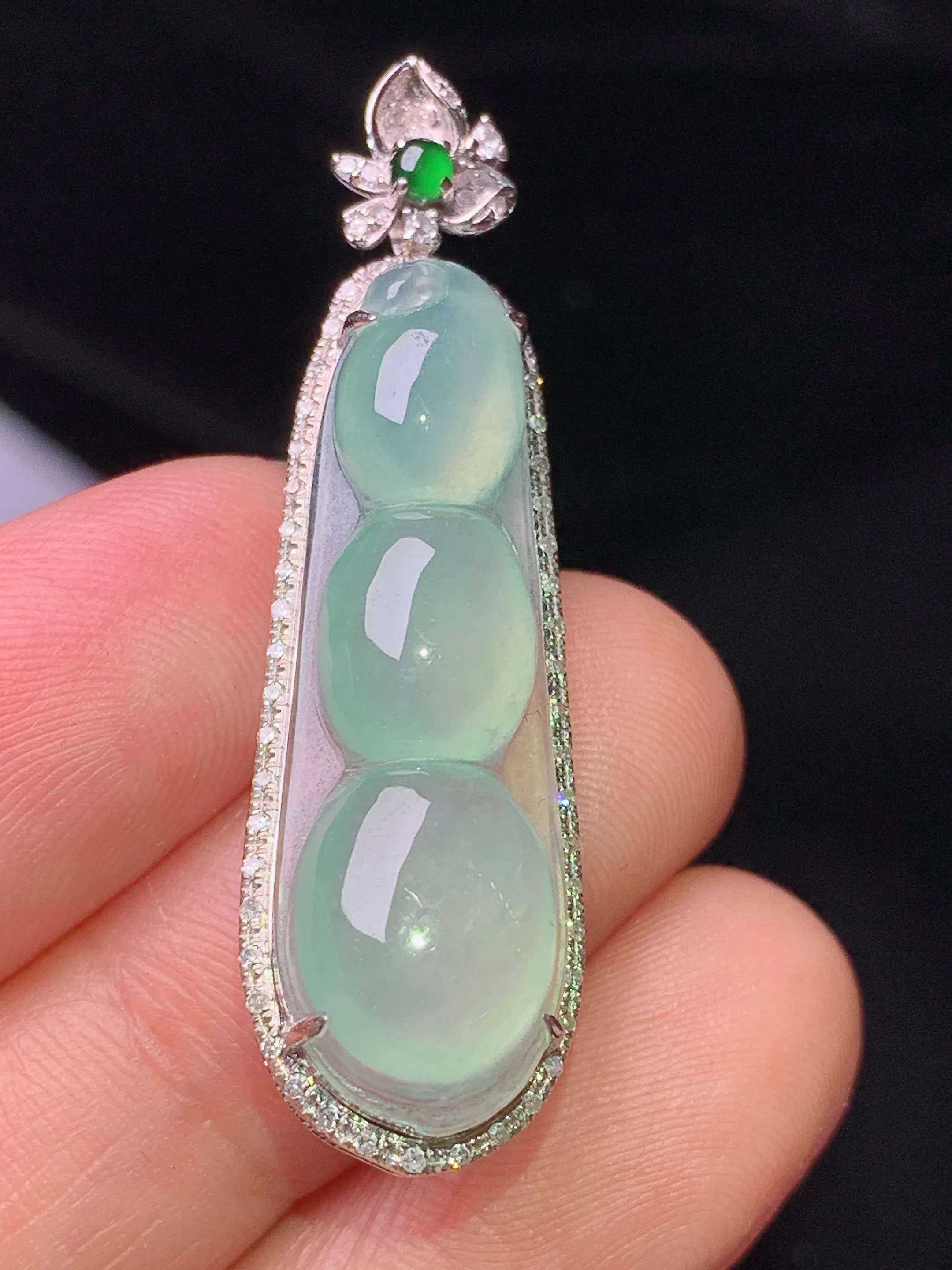 18k金钻镶嵌冰种四季豆吊坠 玉质细腻 色泽清新艳丽 整体尺寸39*11.5*8