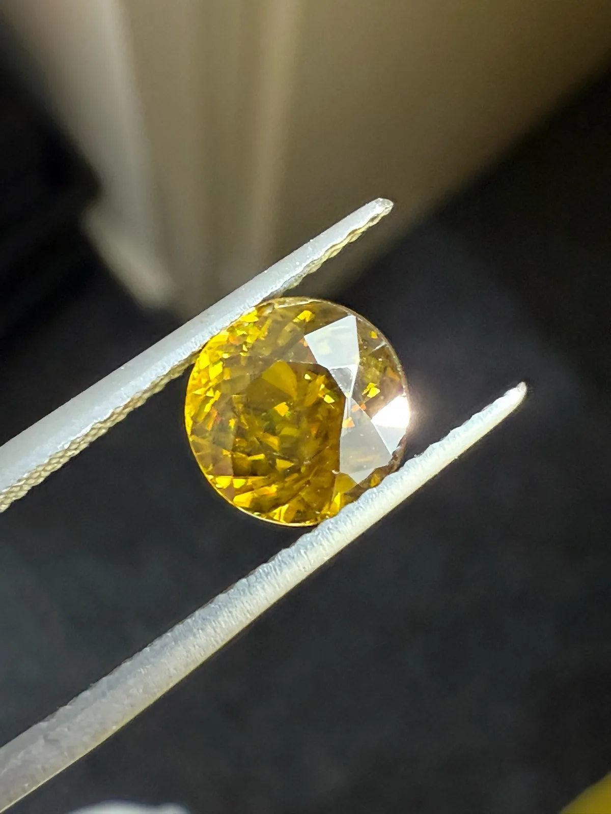 1.92克拉天然榍石戒面裸石，颜色超美，火彩超好，尺寸：7.4*7.5*4.5mm