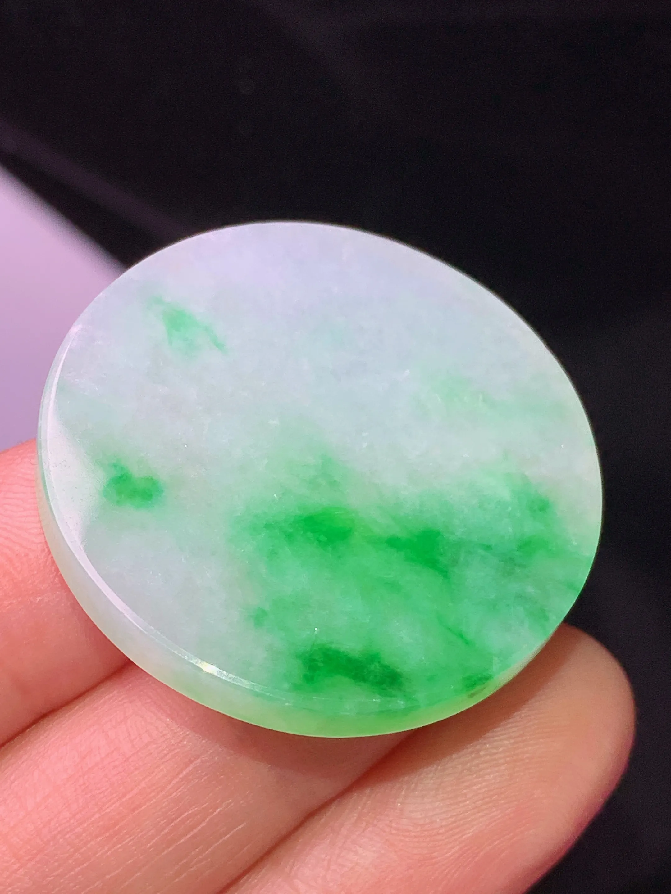 飘绿圆牌吊坠 玉质细腻 色泽清新艳丽 整体尺寸32.2*3.8