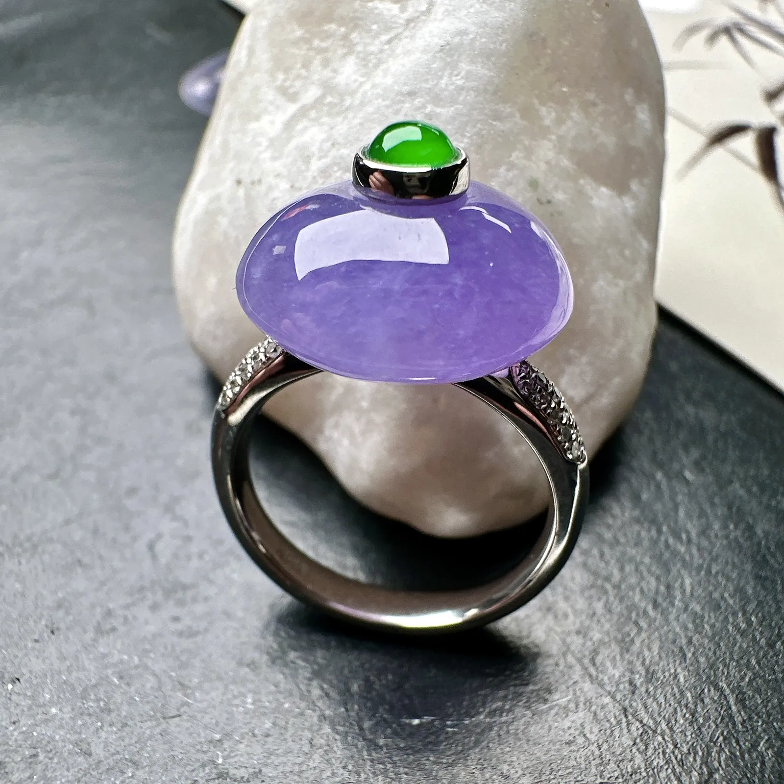 【冰种妖紫平安扣戒指】质地细腻，妖紫色泽，光泽度不错，18k金钻镶嵌，裸石尺寸15.8*7.3毫米