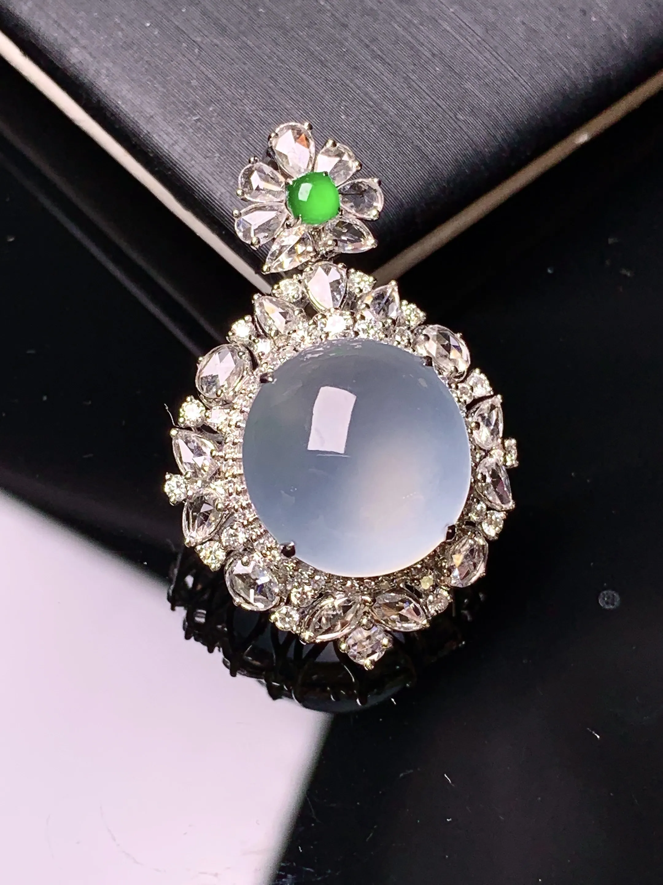 18k金钻镶嵌冰种蛋面吊坠 玉质细腻 色泽清新艳丽 整体尺寸29.3*19*12