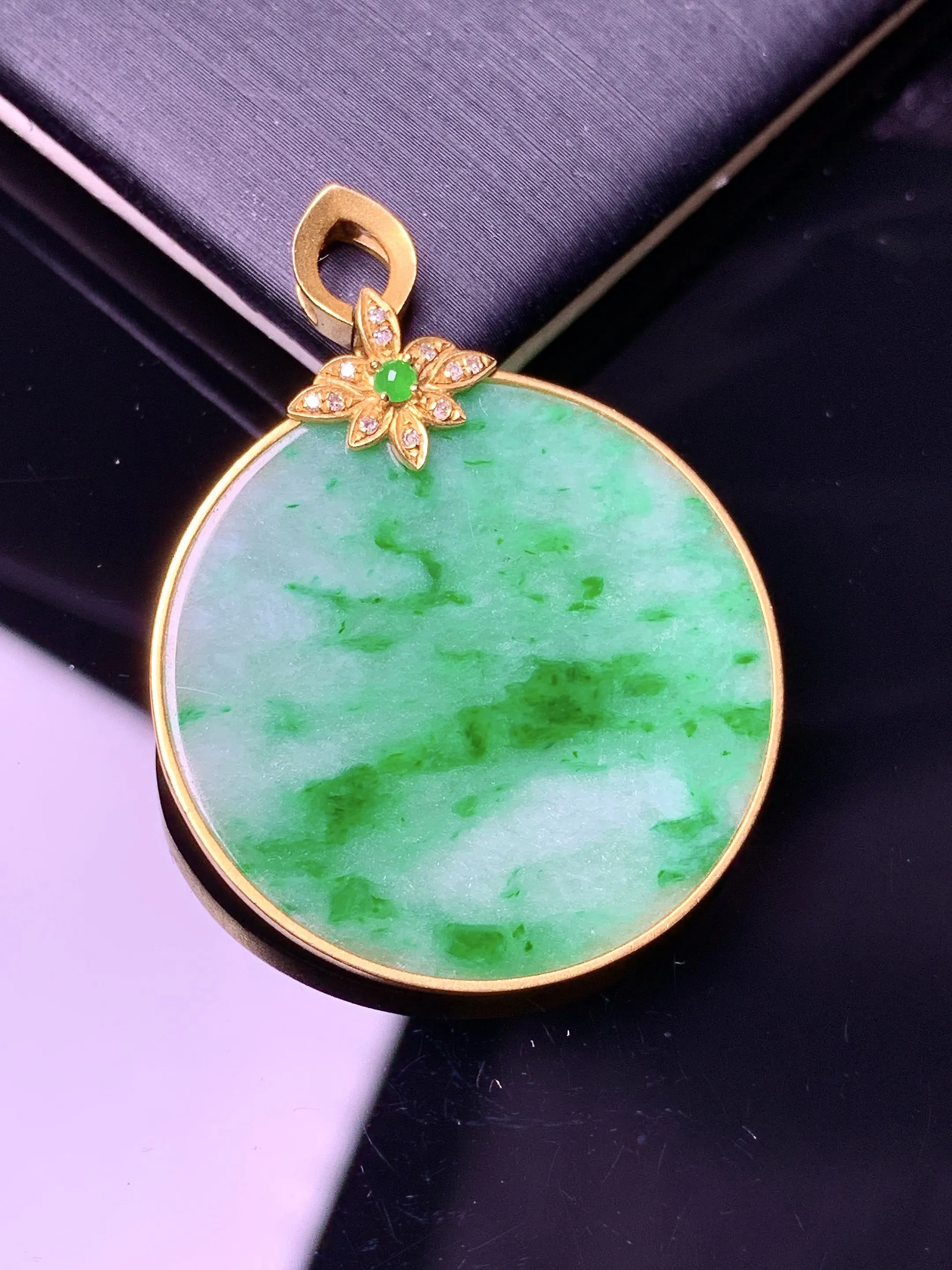 18k金镶嵌翠绿圆牌吊坠 玉质细腻 色泽清新艳丽 整体尺寸36.5*28*2