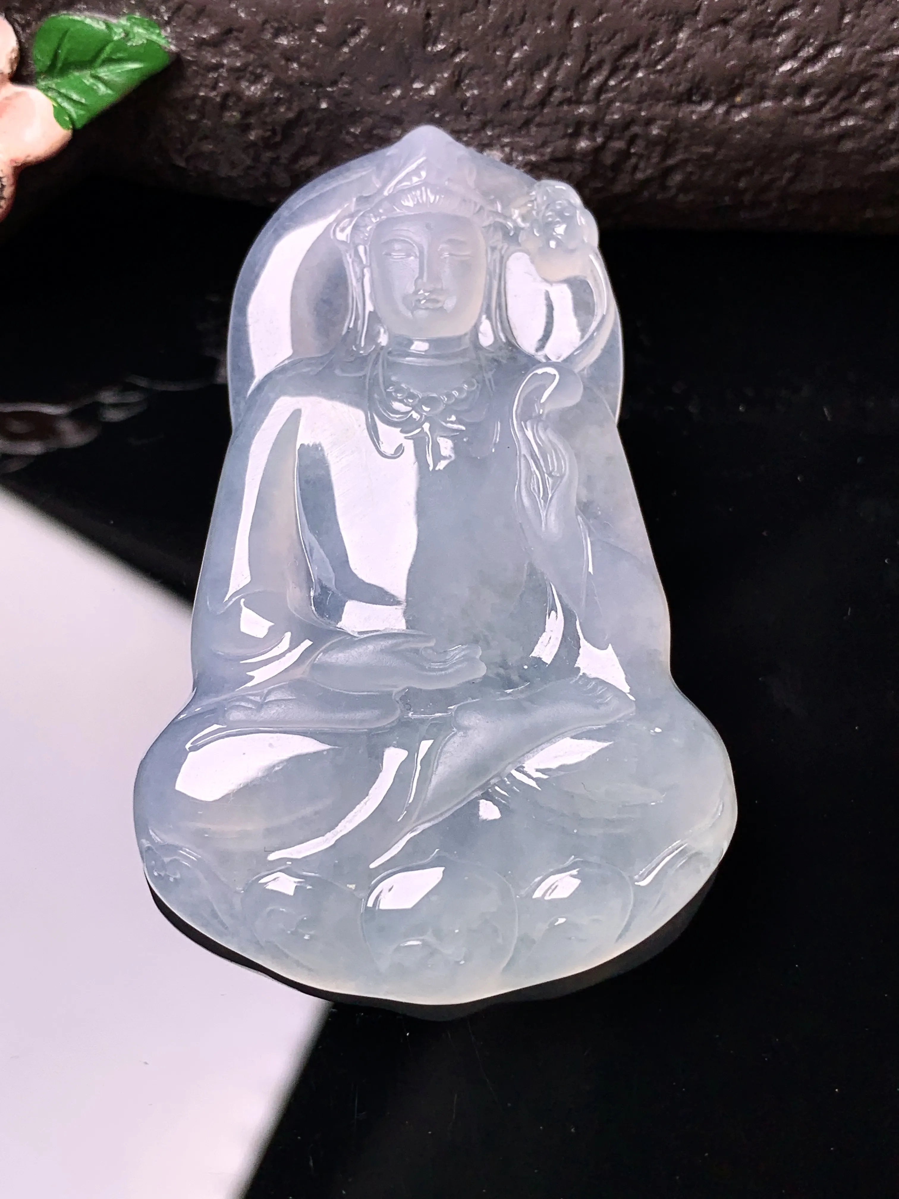 冰种观音菩萨吊坠 玉质细腻 色泽清新艳丽 整体尺寸53.6*33.6*5.3