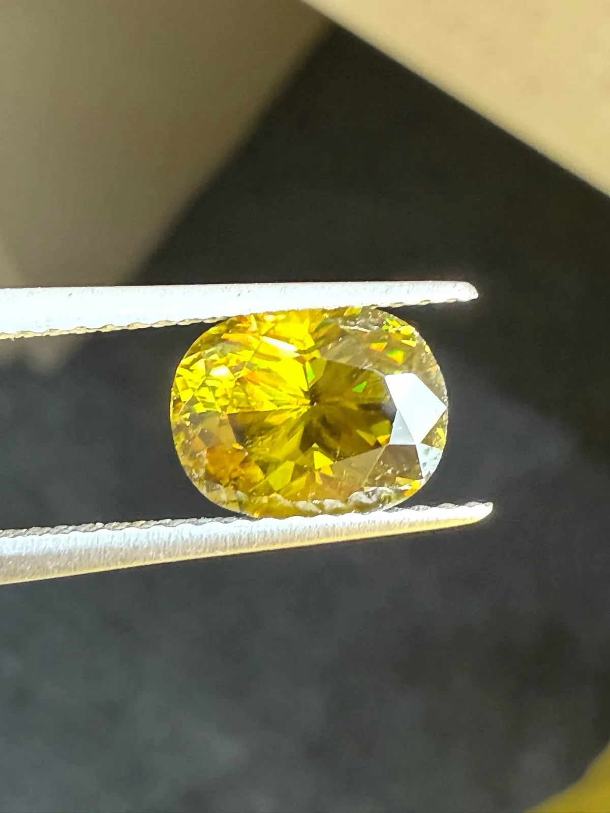 2.24克拉天然榍石戒面裸石，颜色超美，火彩超好，尺寸：8.6*6.8*5.3mm