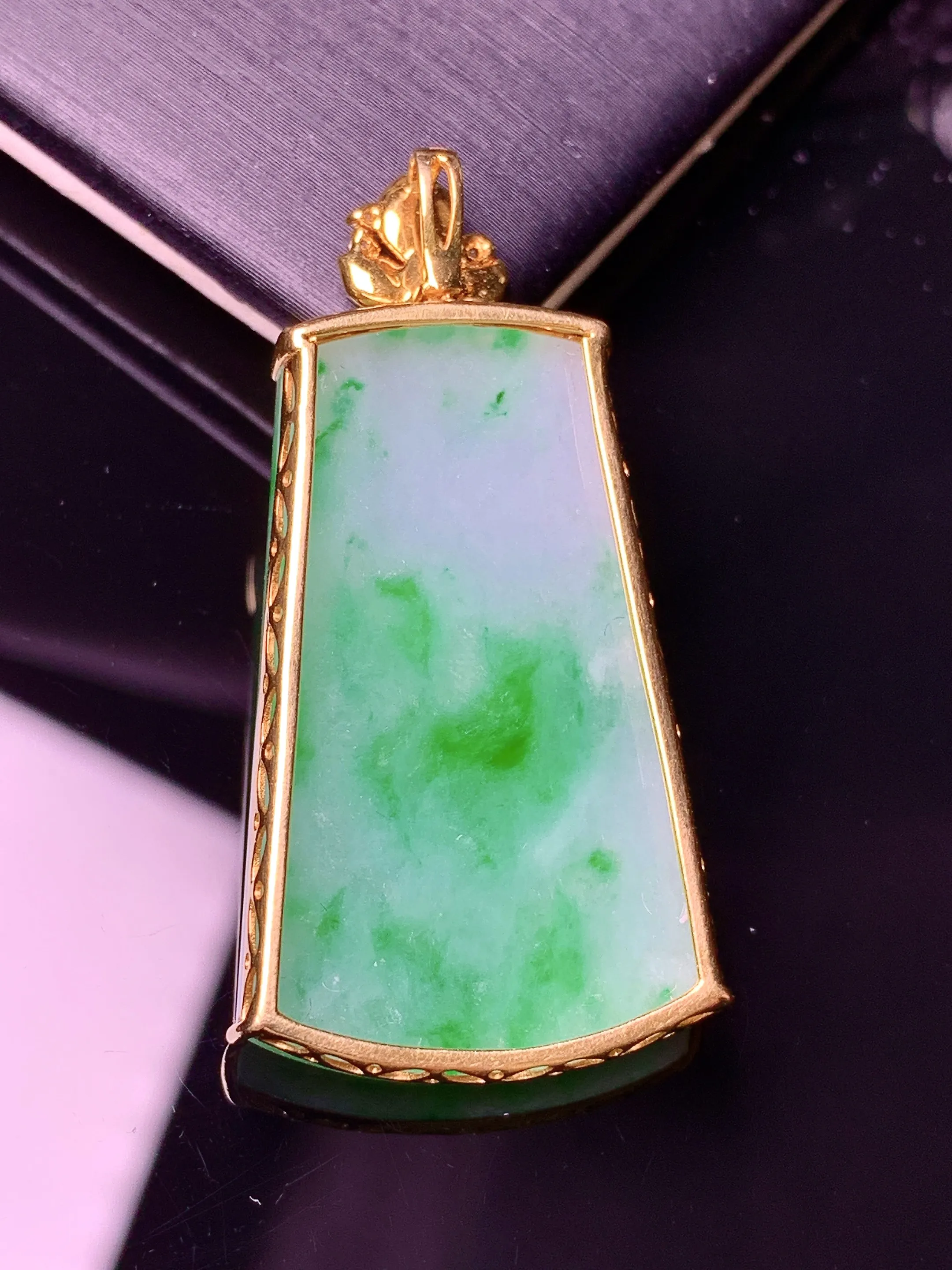 18k金钻镶嵌飘绿无事牌吊坠 玉质细腻 色泽清新艳丽 整体尺寸39.5*20.5*5.2