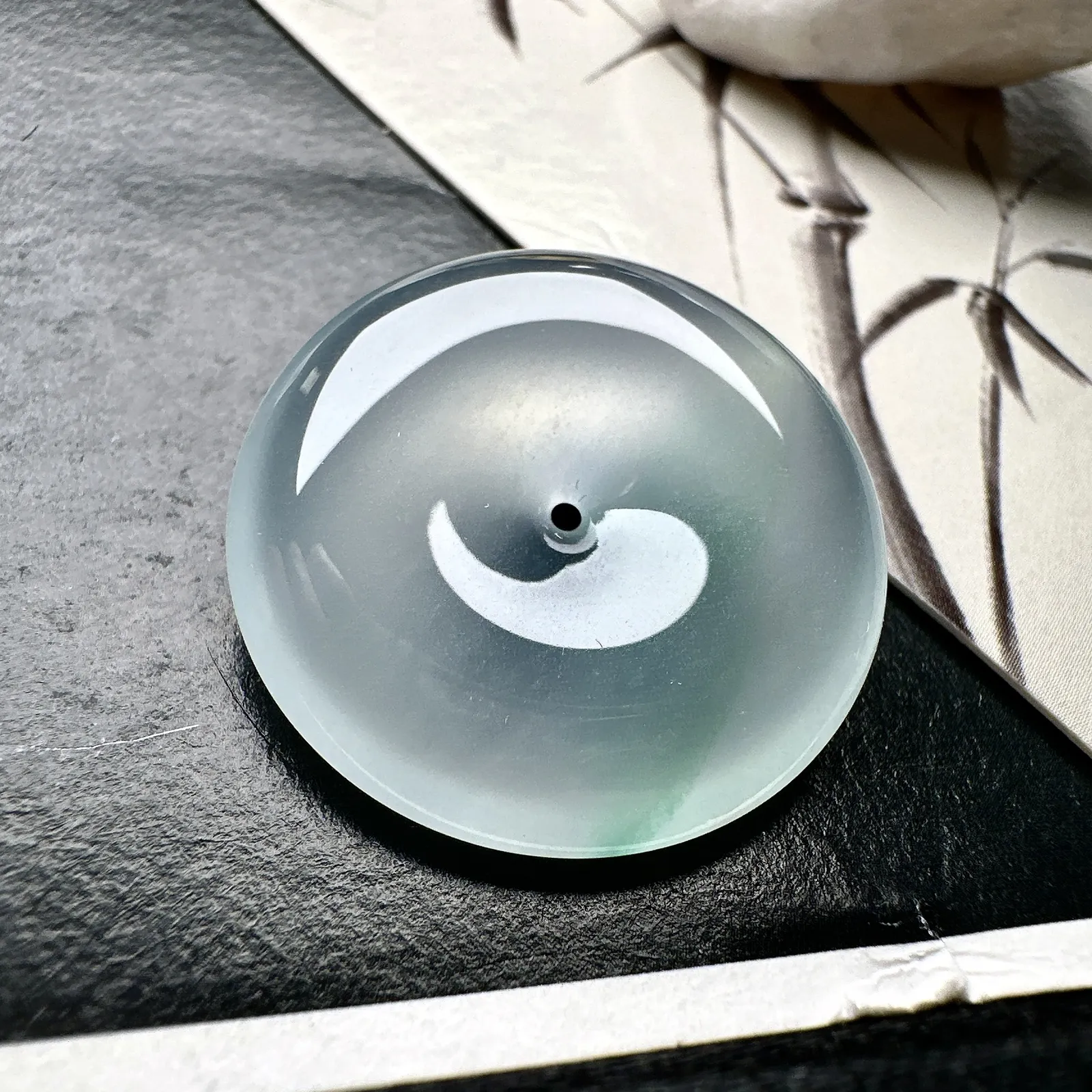 【冰种飘绿线平安扣】质地细腻，品质很好，冰感十足，胶感明显，收藏品质。