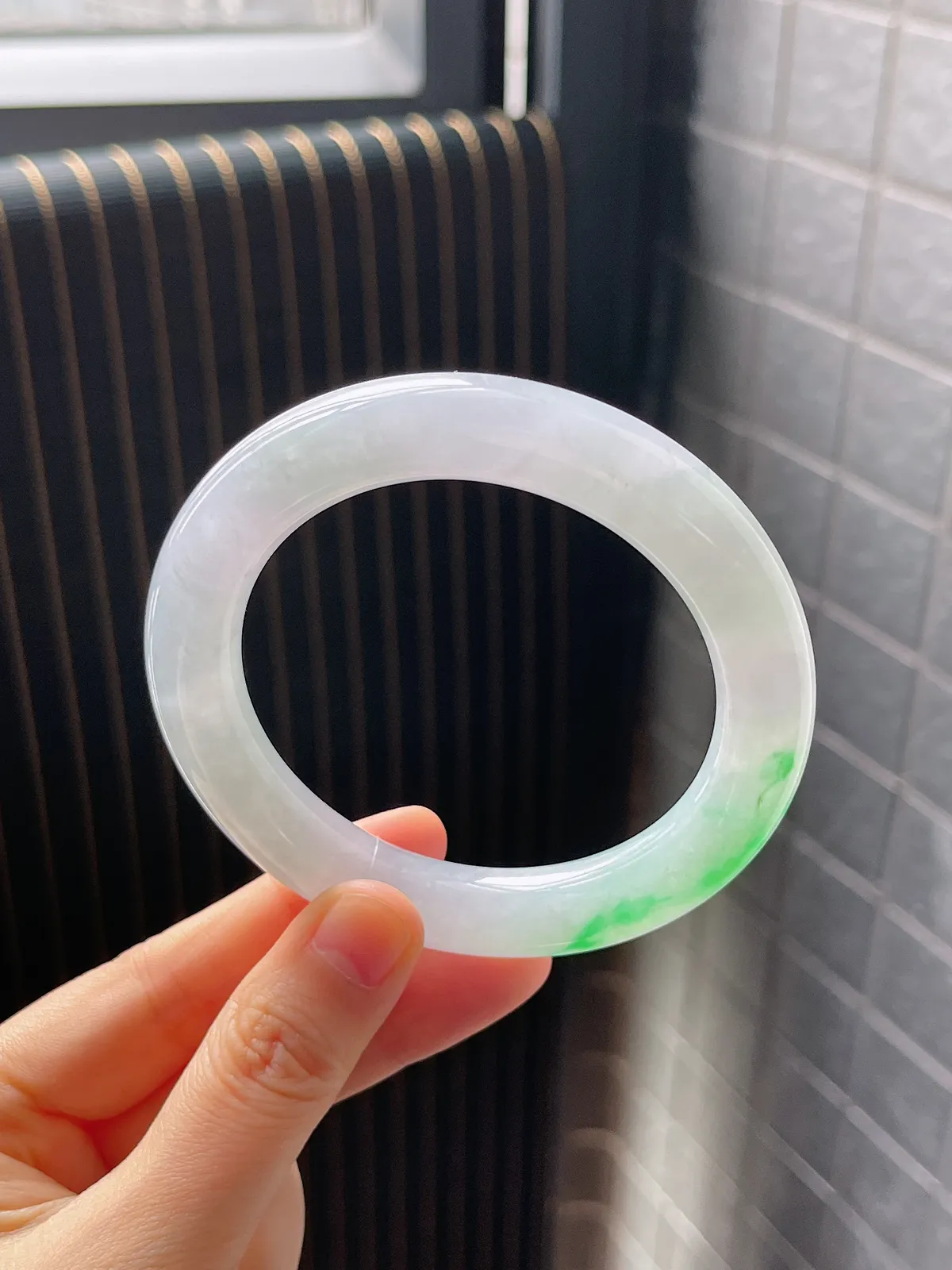 圆镯57.2圈口，翡翠冰糯种绿色手镯