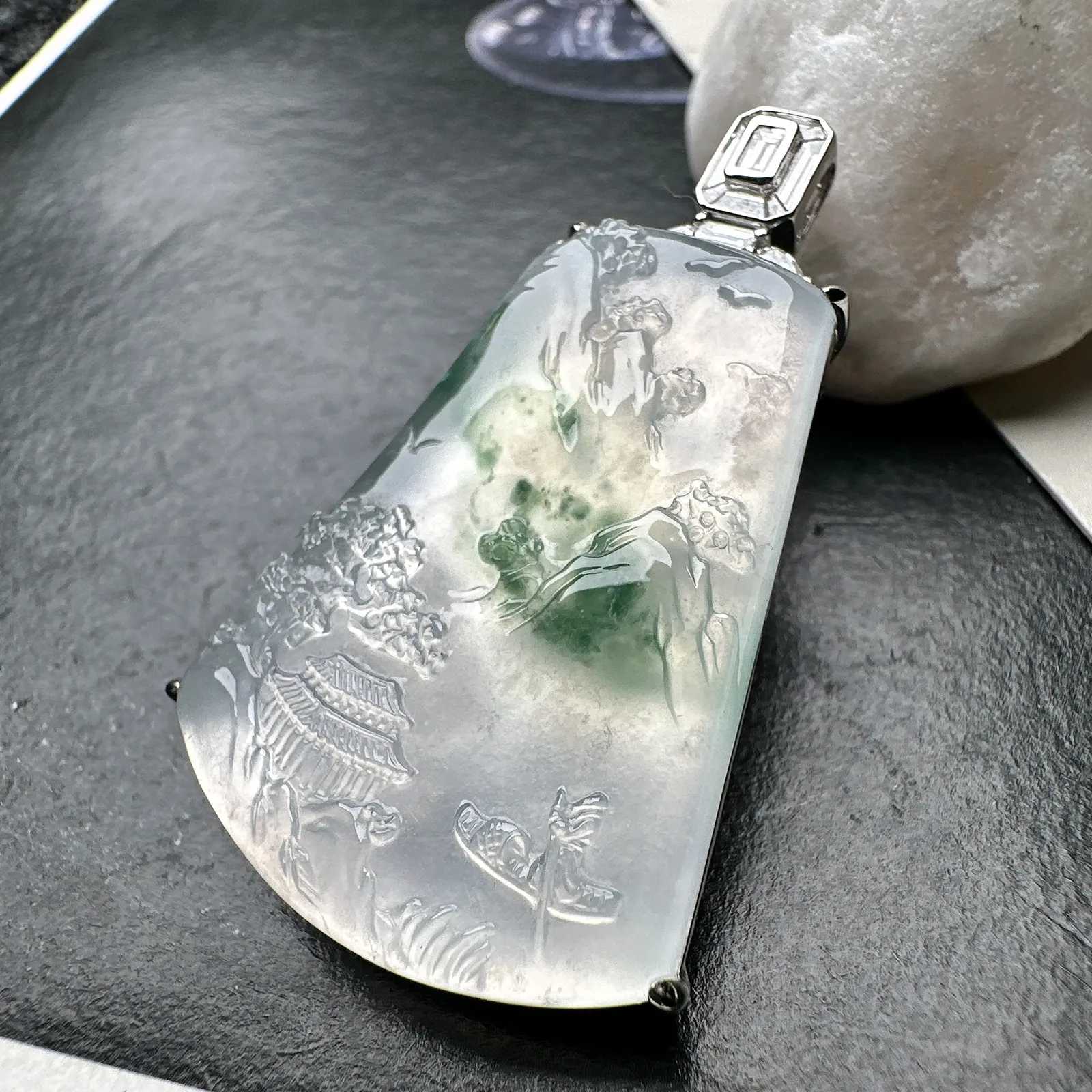 【冰种飘花山水】种地很不错，冰感十足，通透度好，画面感强烈，稀有的好山水，18k金钻镶嵌，裸石尺寸34.5*27.4*4.5毫米