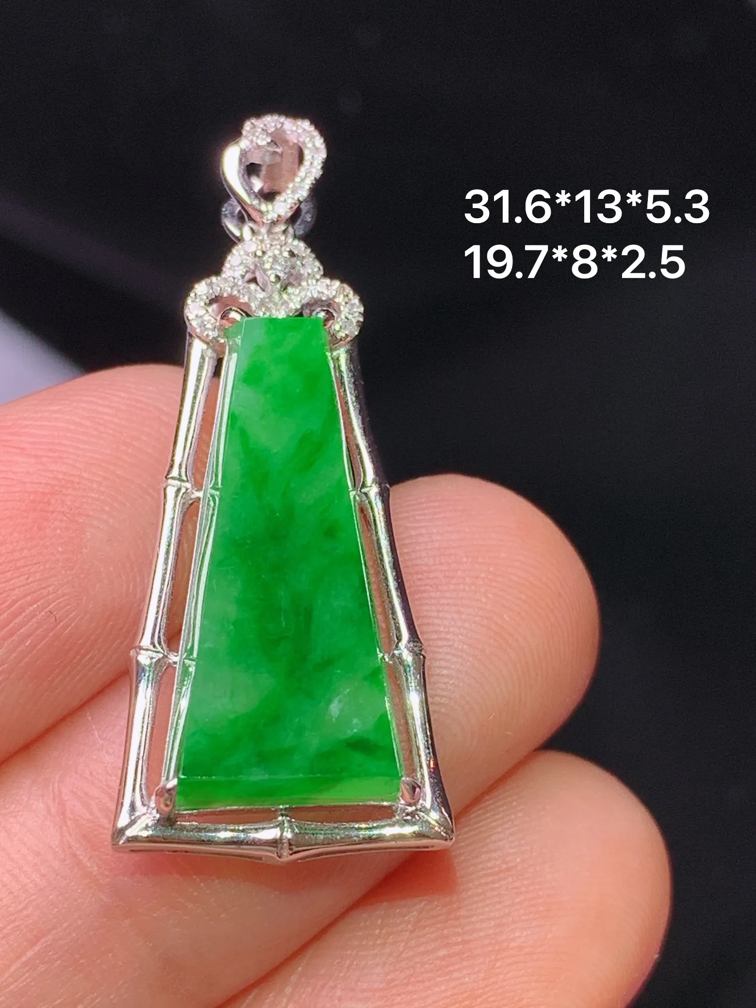 18k金钻镶嵌翠绿无事牌吊坠 玉质细腻 色泽清新艳丽 整体尺寸31.6*13*5.3